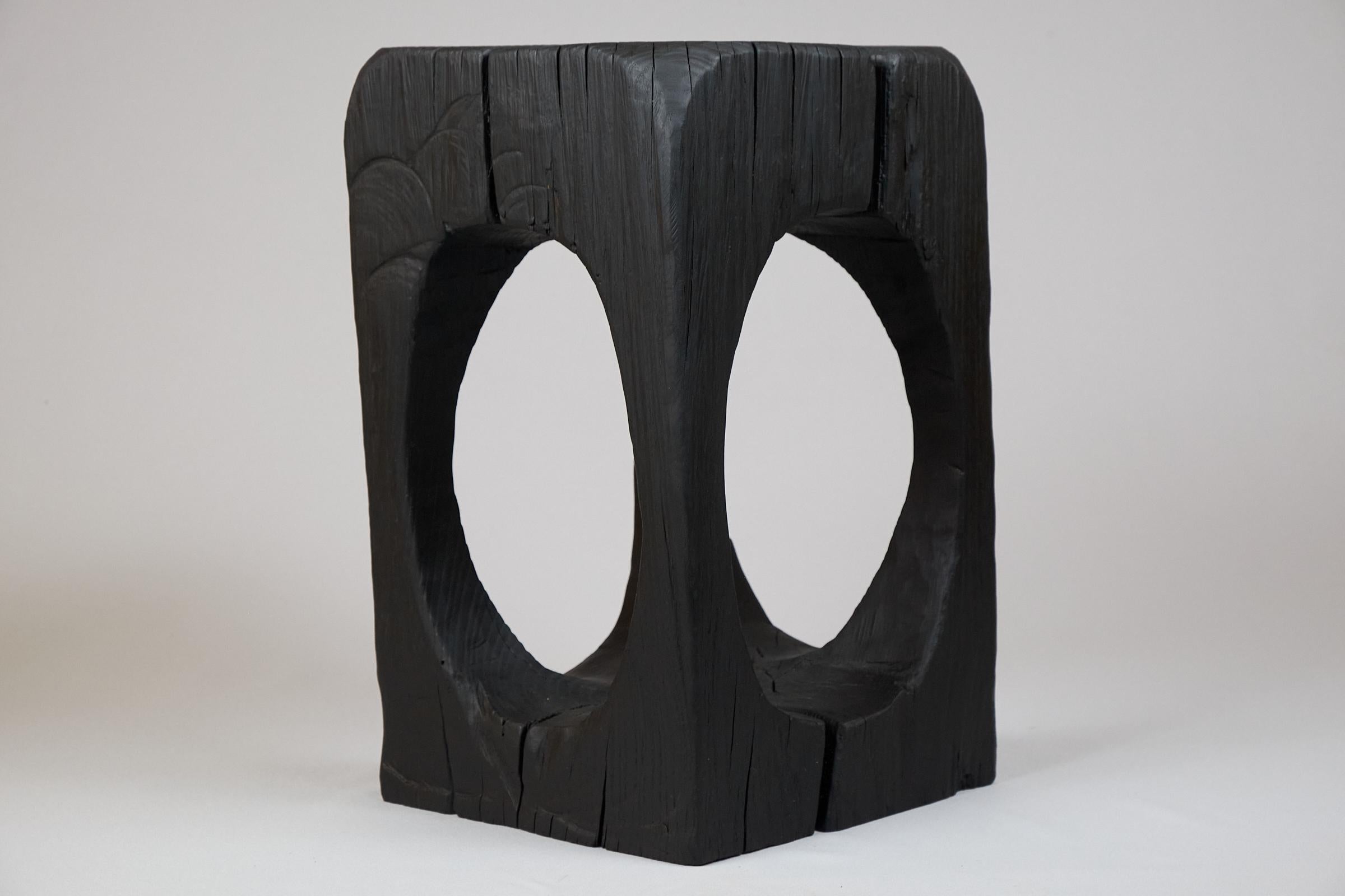 Unica scultura funzionale in legno intagliato con la motosega, utilizzabile come tavolino. Scolpito da un unico pezzo di legno e protetto con oli di altissima qualità, garantisce la durata per generazioni. Un design unico fatto a mano che mette in