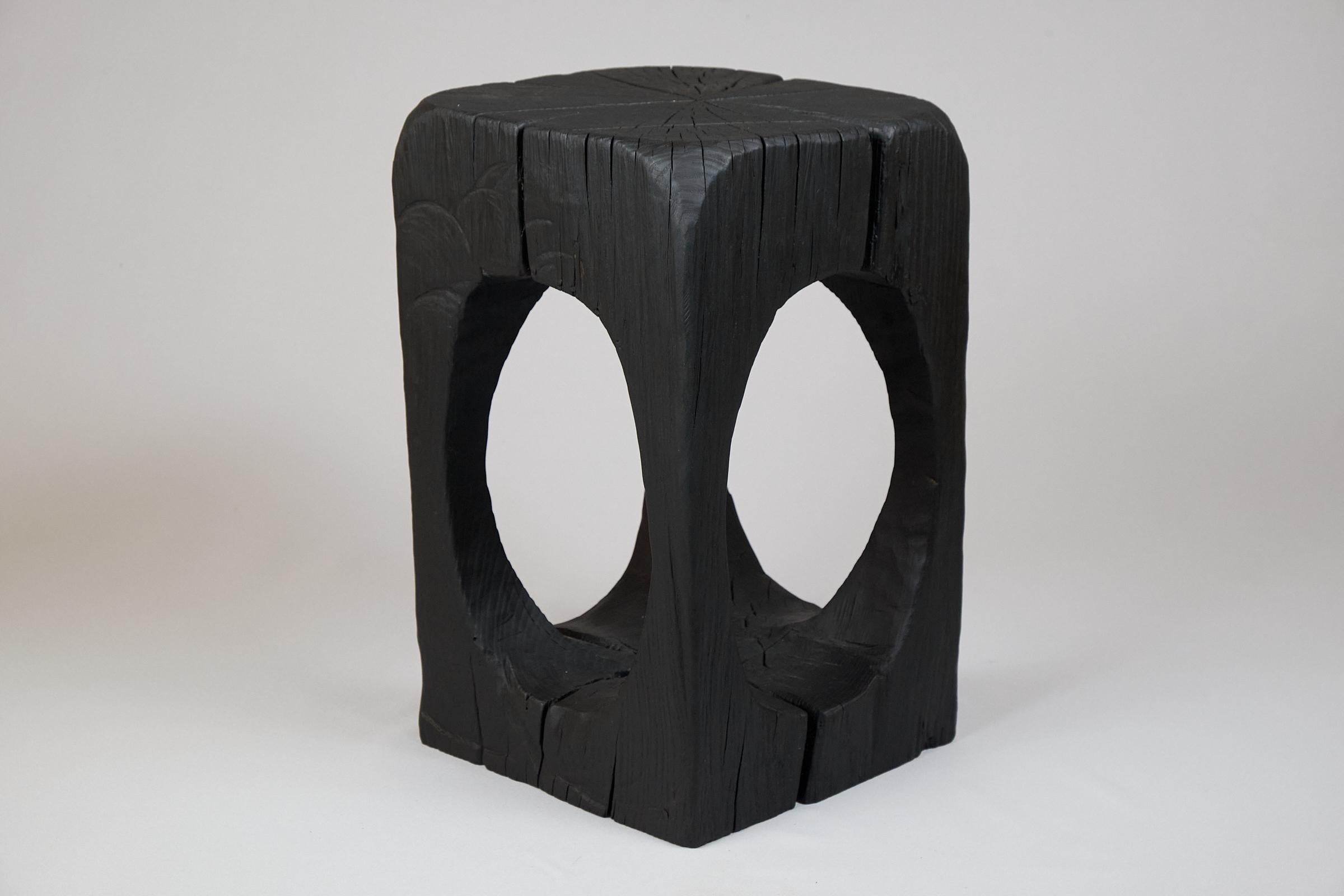 Croato Tavolino scultoreo in legno massiccio, design contemporaneo, Logniture