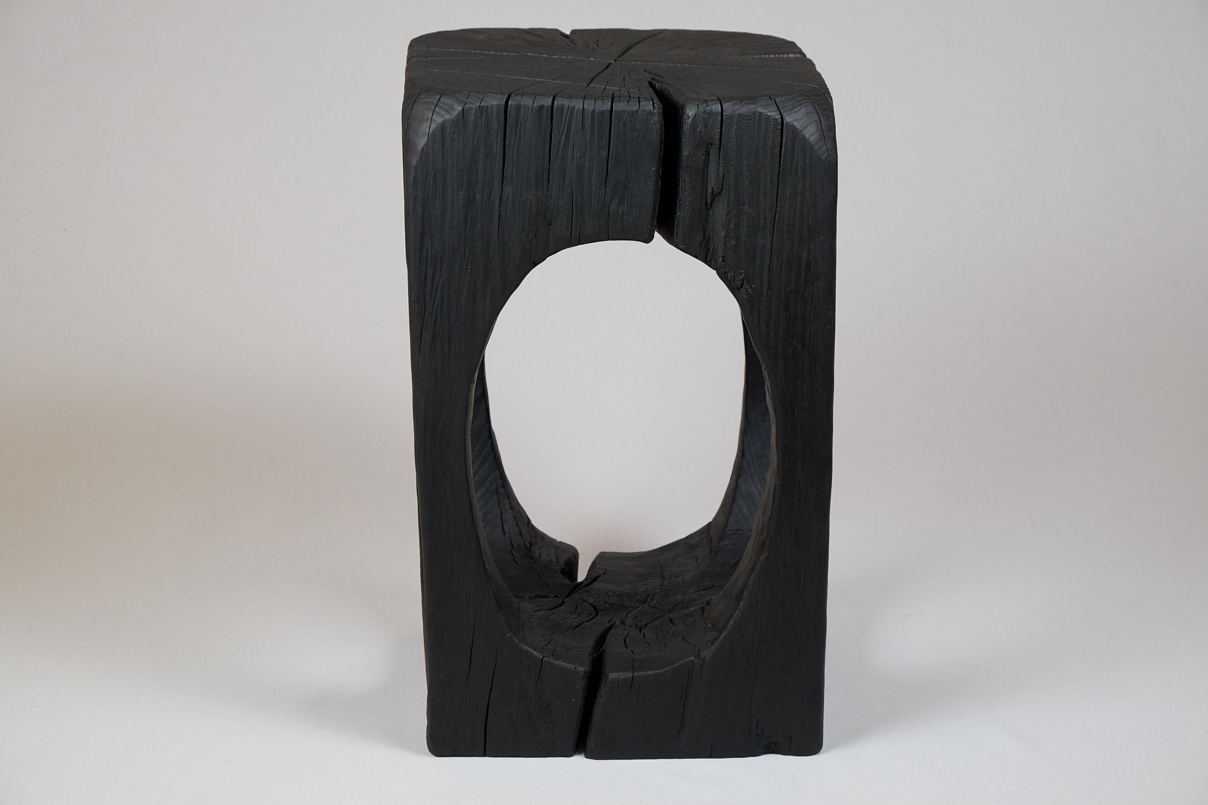 Intagliato Tavolino scultoreo in legno massiccio, design contemporaneo, Logniture