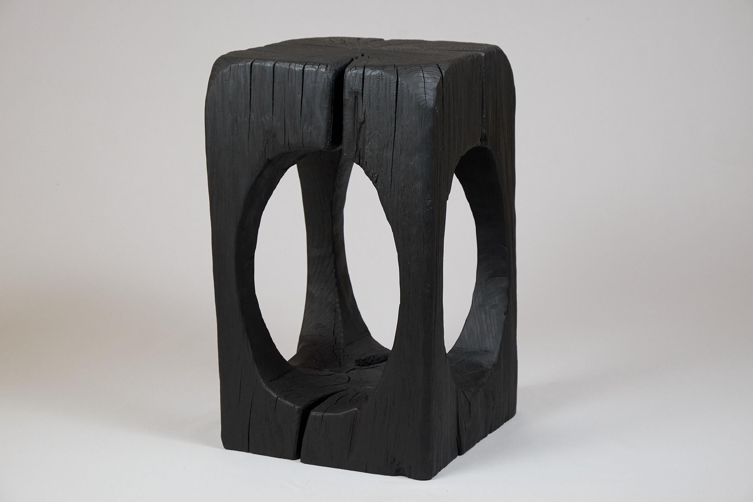 XXI secolo e contemporaneo Tavolino scultoreo in legno massiccio, design contemporaneo, Logniture