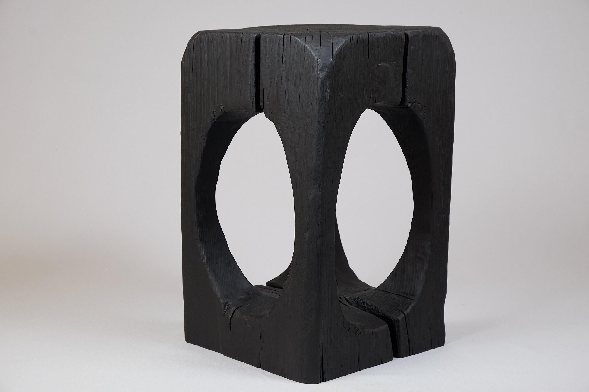 Tavolino scultoreo in legno massiccio, design contemporaneo, Logniture 1