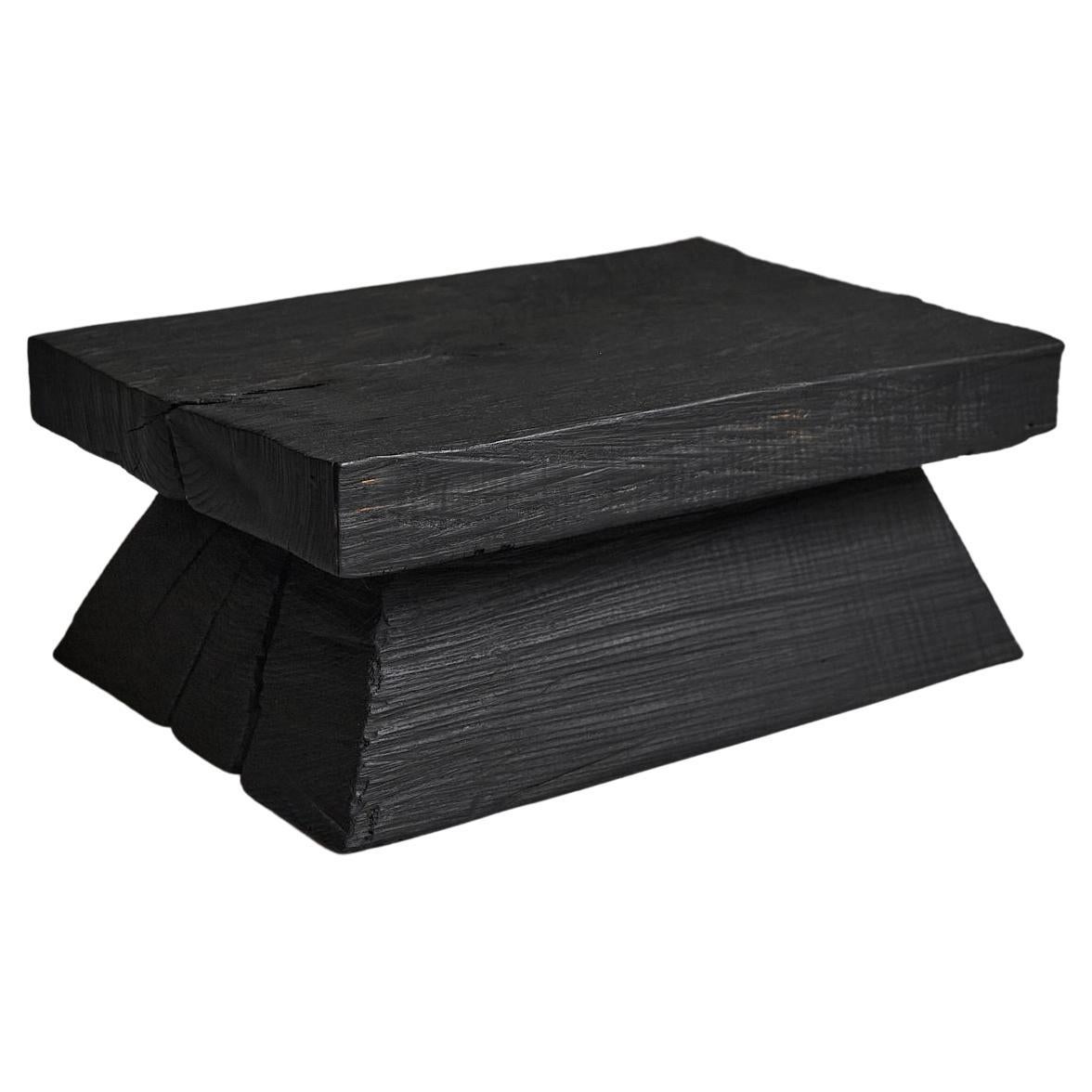 Tavolino scultoreo in legno massiccio, design contemporaneo, Logniture
