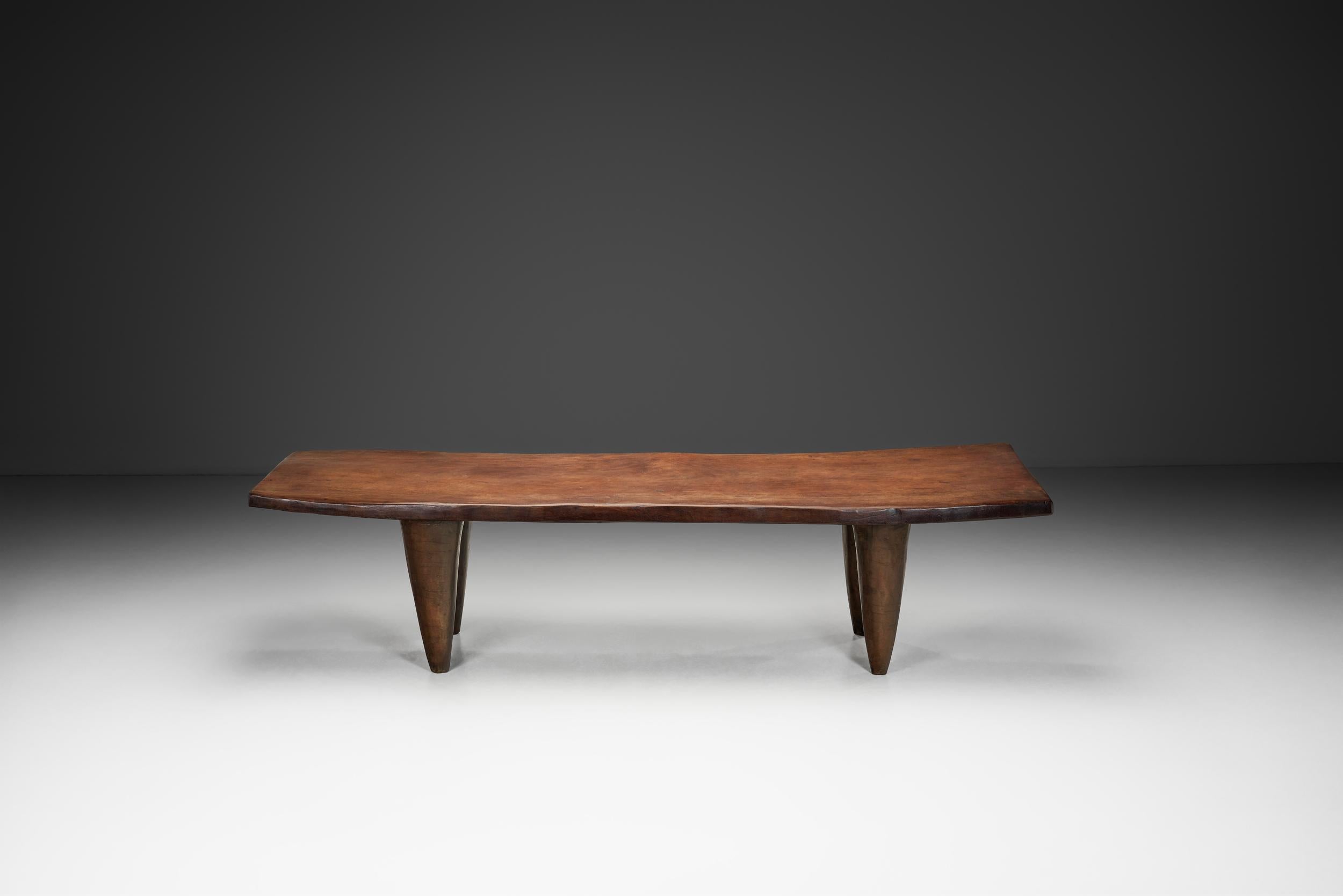 Brutalismo Panchina Senufo in legno massiccio, Costa d'Avorio, metà del XX secolo in vendita