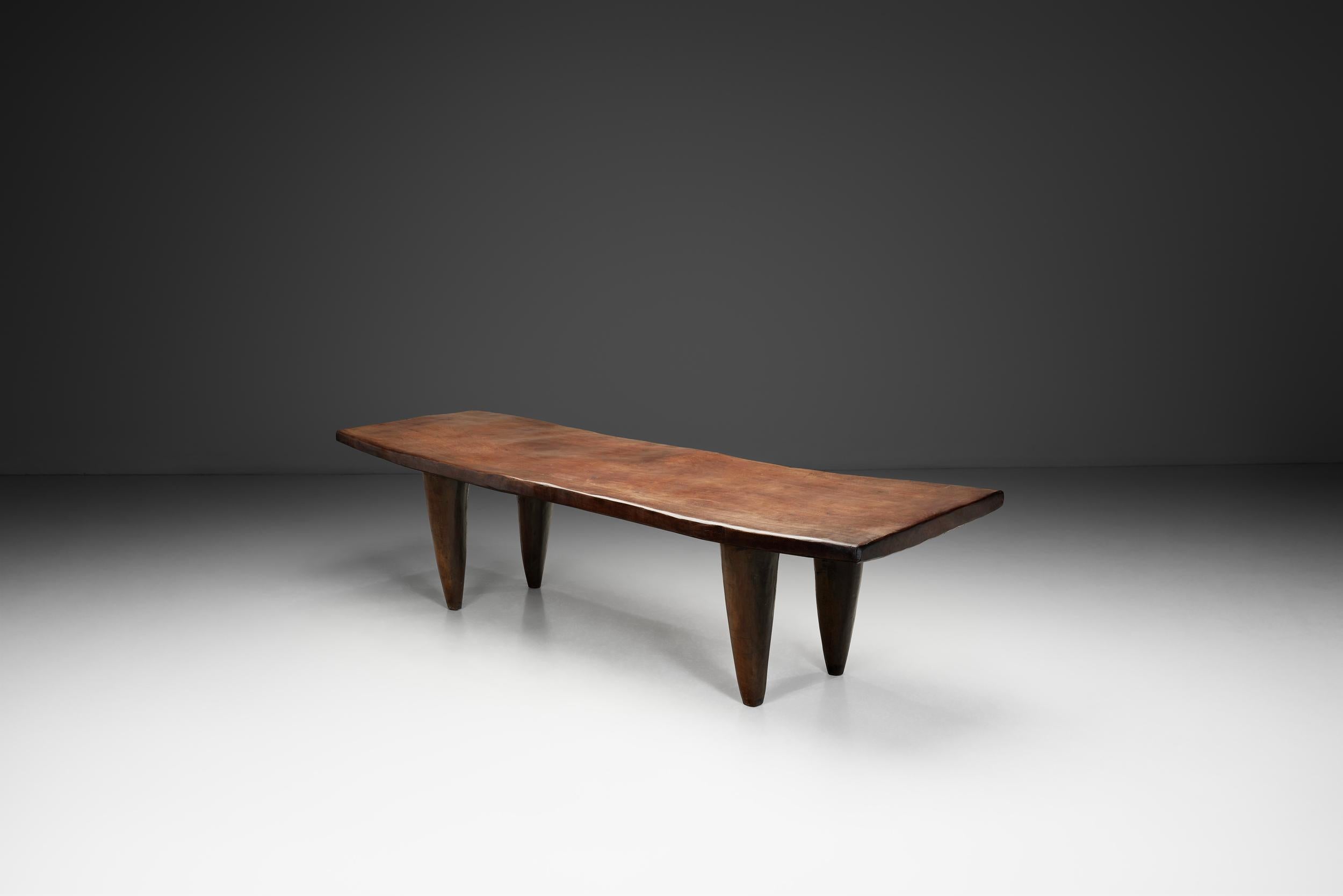 Ivoriano Panchina Senufo in legno massiccio, Costa d'Avorio, metà del XX secolo in vendita