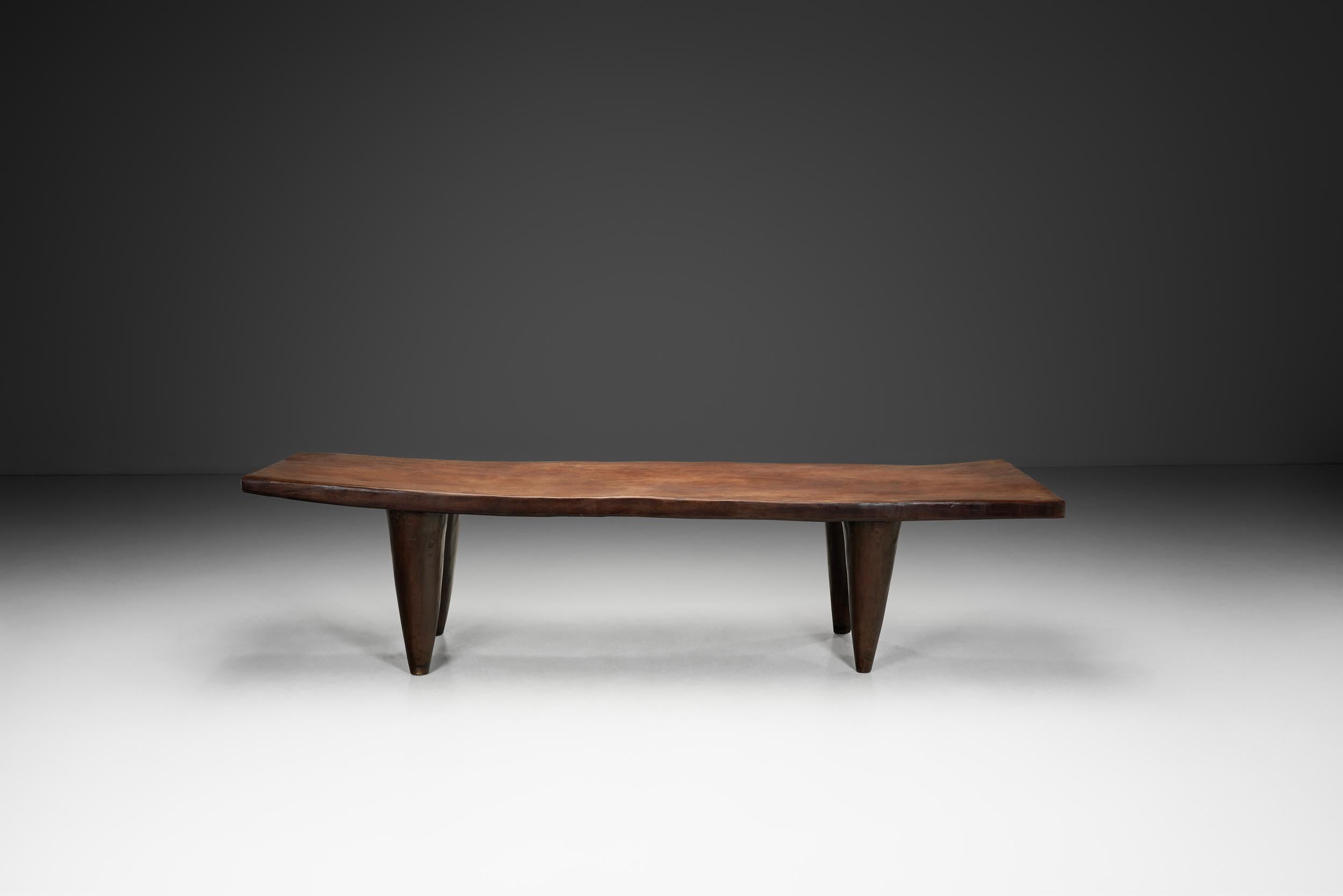 Panchina Senufo in legno massiccio, Costa d'Avorio, metà del XX secolo In condizioni buone in vendita a Utrecht, NL