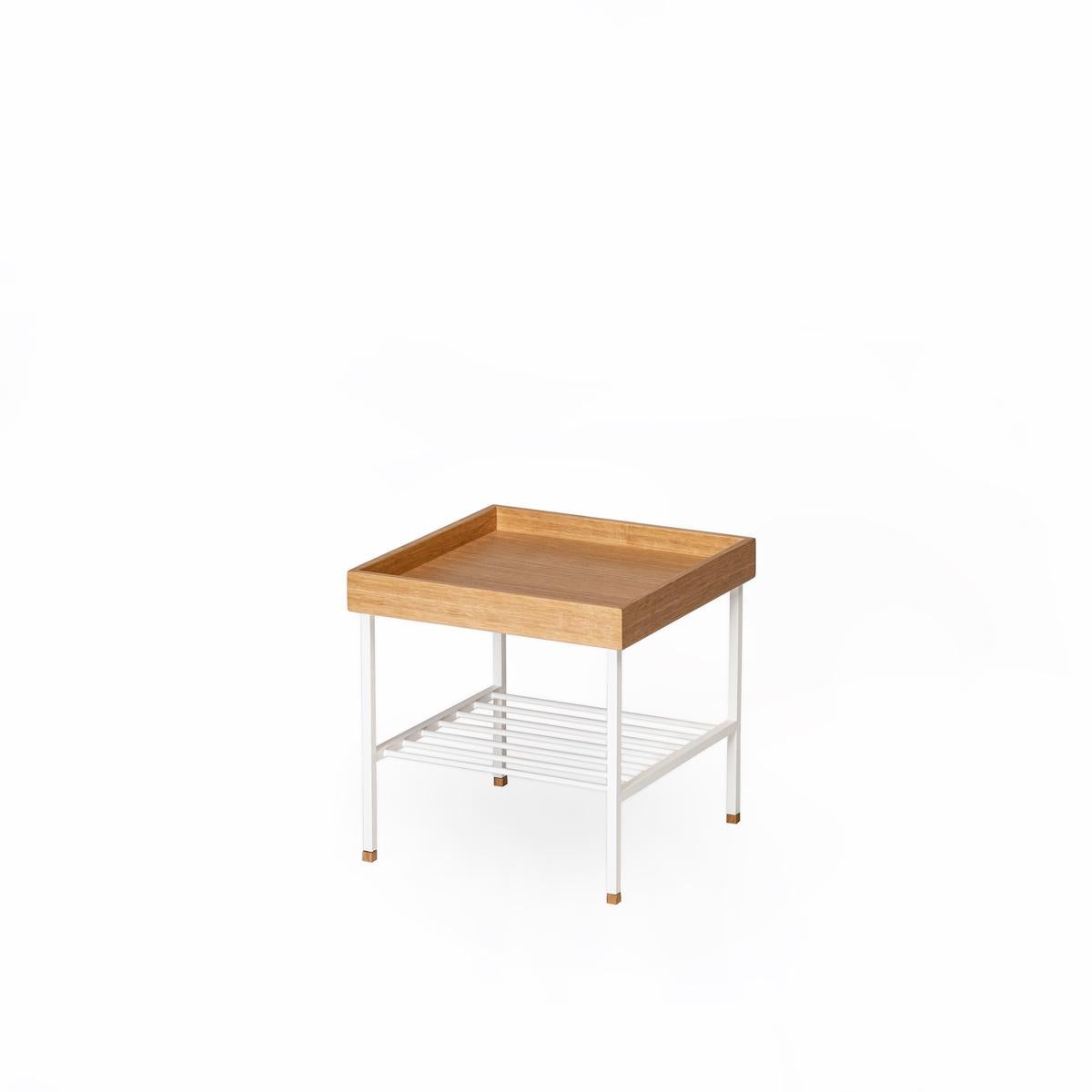Der kurze Beistelltisch / Pflanzenständer aus Massivholz der Serie EDGE ist ein kompaktes und elegantes Möbelstück, das für das moderne Wohnen entworfen wurde. Handgefertigt aus 100 % massiver Eiche kommen die natürliche Maserung, die Struktur und