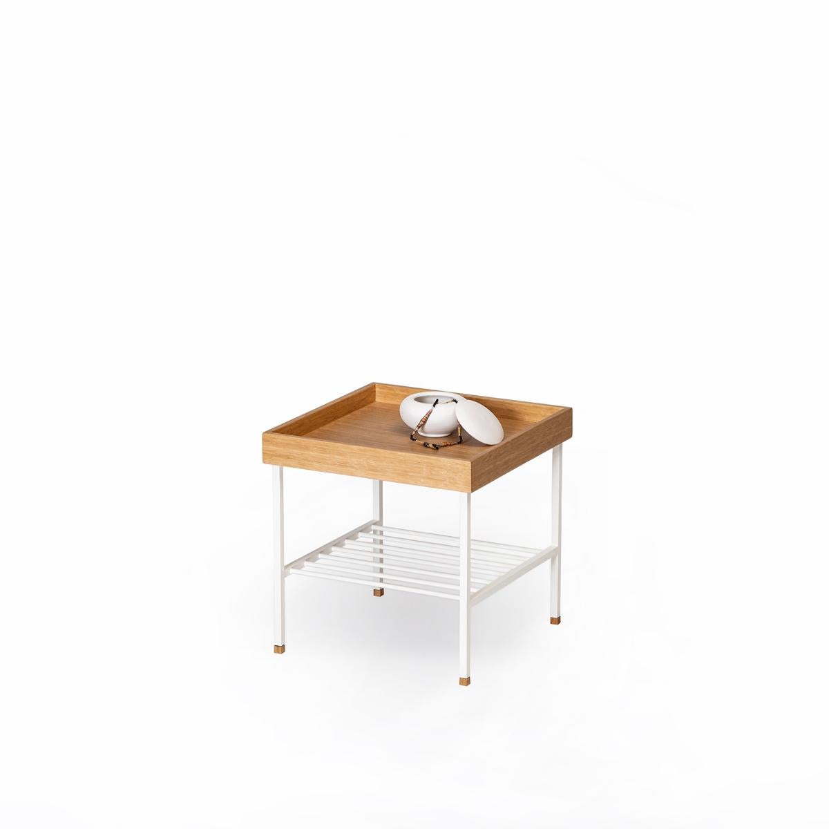Kurzer Beistelltisch/Pflanzenständer aus Massivholz - Serie EDGE (Moderne) im Angebot