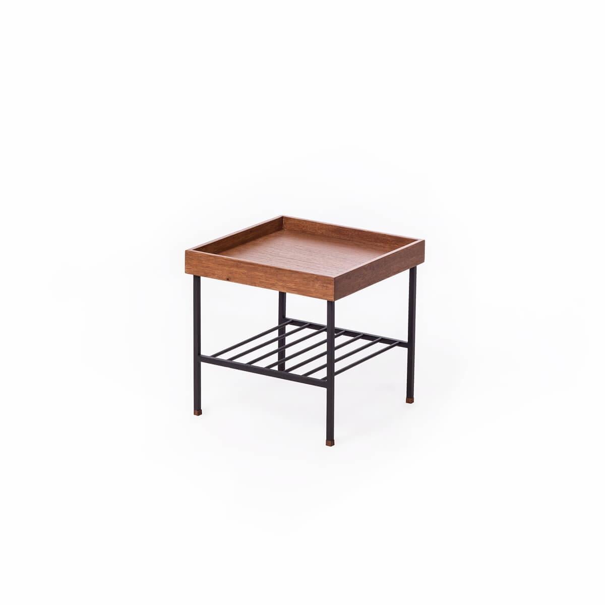 Kurzer Beistelltisch/Pflanzenständer aus Massivholz - Serie EDGE (Moderne) im Angebot