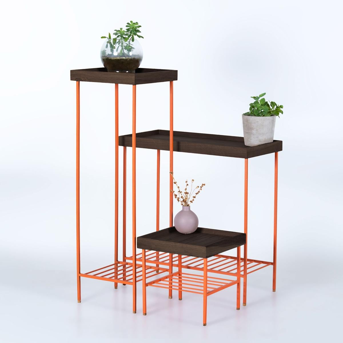 Das moderne und elegante Beistelltisch-Set aus massiver Eiche der Serie EDGE ist eine einzigartige Möbelkollektion, die vielseitige Lösungen für moderne Wohnräume bietet. Geformt durch die moderne Perspektive der Ananas-Designer und mit der