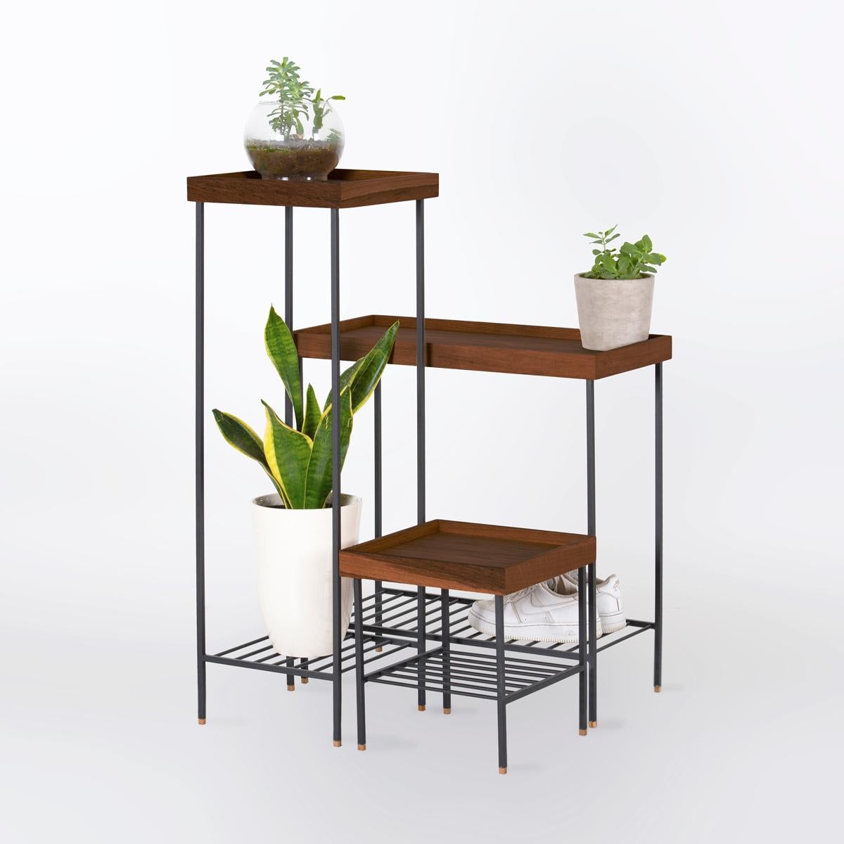Das moderne und elegante Beistelltisch-Set aus massiver Eiche der Serie EDGE ist eine einzigartige Möbelkollektion, die vielseitige Lösungen für moderne Wohnräume bietet. Geformt durch die moderne Perspektive der Ananas-Designer und mit der
