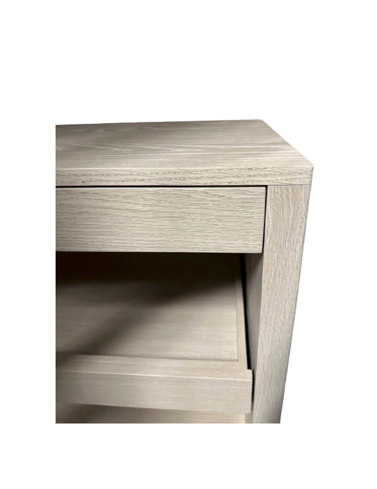Blanchi Table d'appoint en Wood Wood avec tiroir en vente