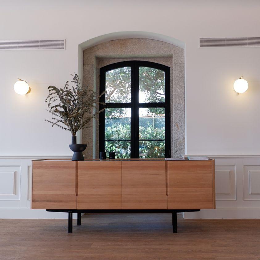Buffet en bois massif avec plateau en marbre et pieds en fer en vente 4