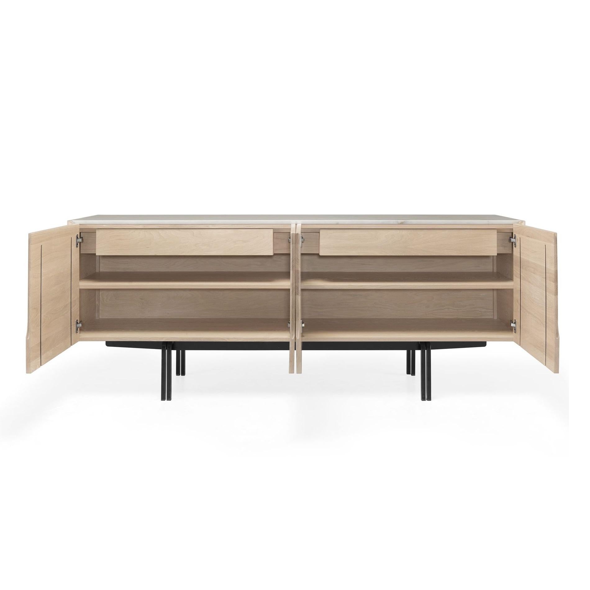 Moderne Buffet en bois massif avec plateau en marbre et pieds en fer en vente