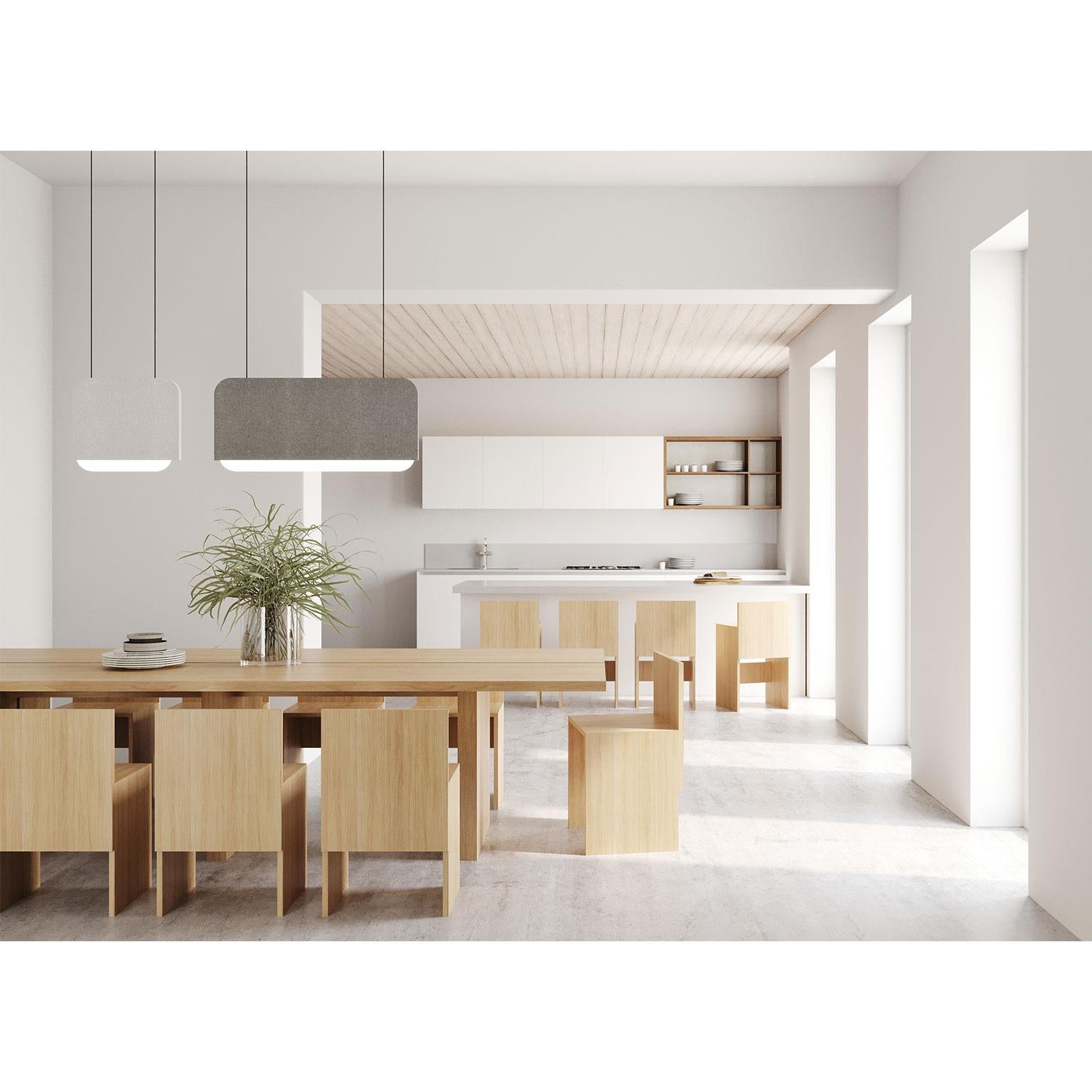 Esta silla de comedor minimalista de madera celebra la belleza natural de su material.

El diseño nació del deseo de crear asientos intencionadamente sencillos que funcionaran en todo tipo de espacios. Tanto si se utiliza en un comedor, una entrada,