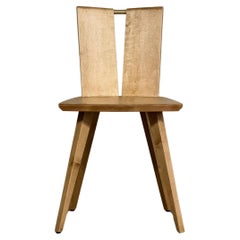 Chaise de salle à manger en bois massif sculpté avec accents en laiton