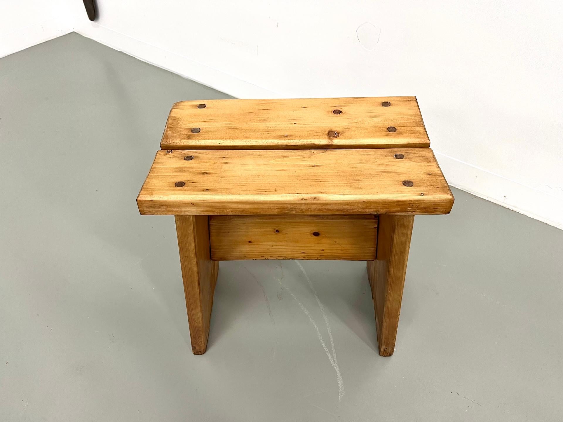 Solid wood stool, crafted in the 1950s-70s, in the style of Charlotte Perriand. In Good Condition For Sale In LYON, FR