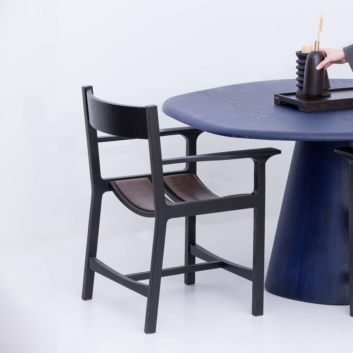Der marineblaue Massivholztisch aus der Serie LAGOON ist ein originelles Tischdesign, das die einzigartige Schönheit der natürlichen Eiche in Handarbeit zum Leben erweckt. Die natürliche Maserung und die organische Struktur des Holzes verleihen