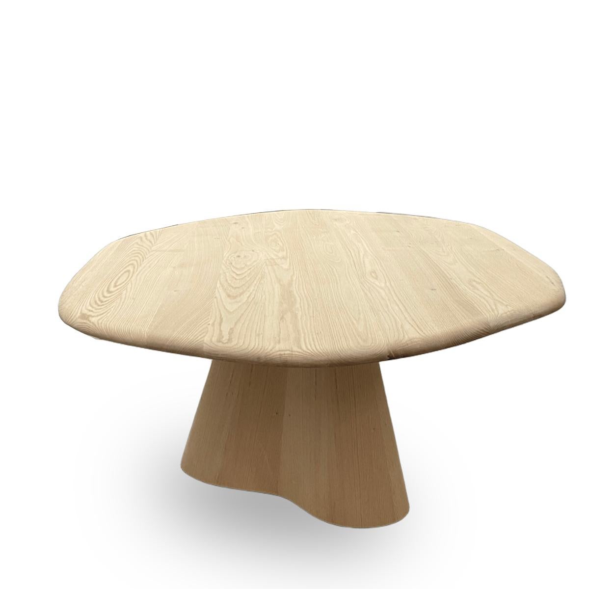 La table en bois massif bleu marine de la série LAGOON est un modèle de table original qui met en valeur la beauté unique du chêne naturel grâce à un travail artisanal. La structure naturelle du grain et la texture organique du bois confèrent à