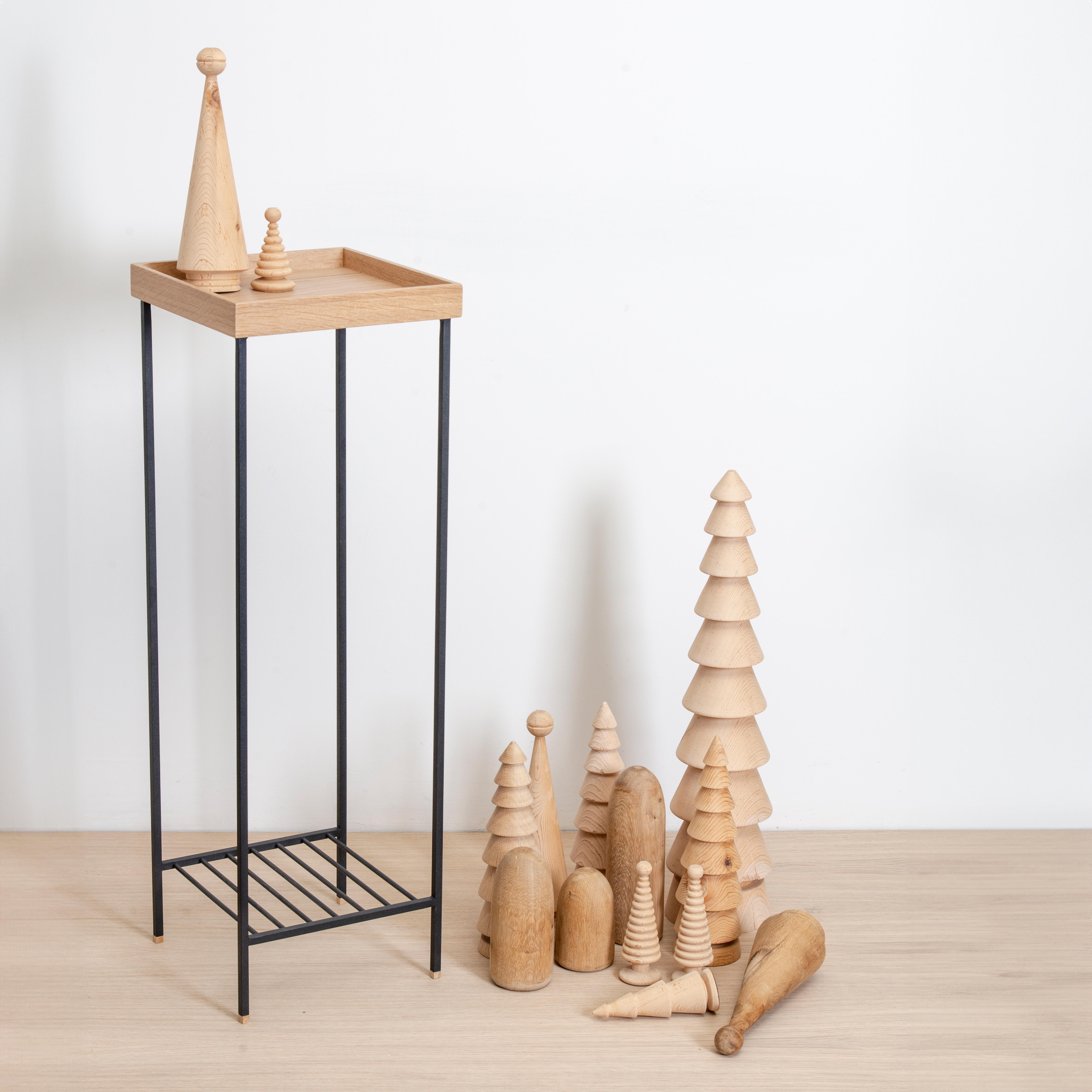 Der Beistelltisch der Serie EDGE aus massiver Eiche mit Metalllamellen ist ein raffiniertes Beispiel für die Kunst der Holzbearbeitung. Dieser hohe Beistelltisch kombiniert eine Platte aus massivem Eichenholz mit Metallbeinen im Industriestil und