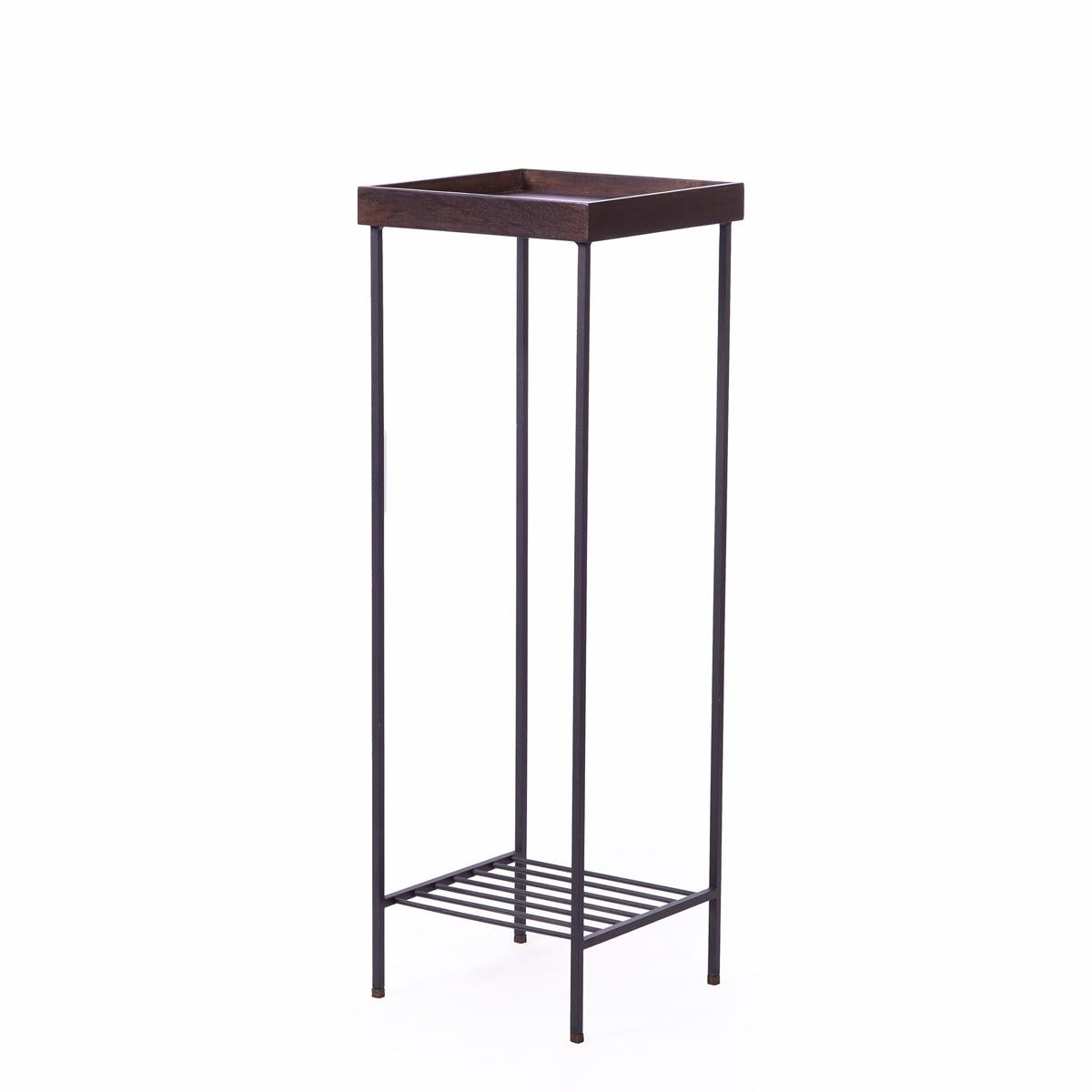 Der hohe Beistelltisch der Serie EDGE aus massiver Eiche mit Metalllamellen ist ein raffinierter Ausdruck von Holzbearbeitungskunst und industrieller Eleganz. Die Tischplatte aus massivem Eichenholz und die schlanken Metallbeine machen dieses