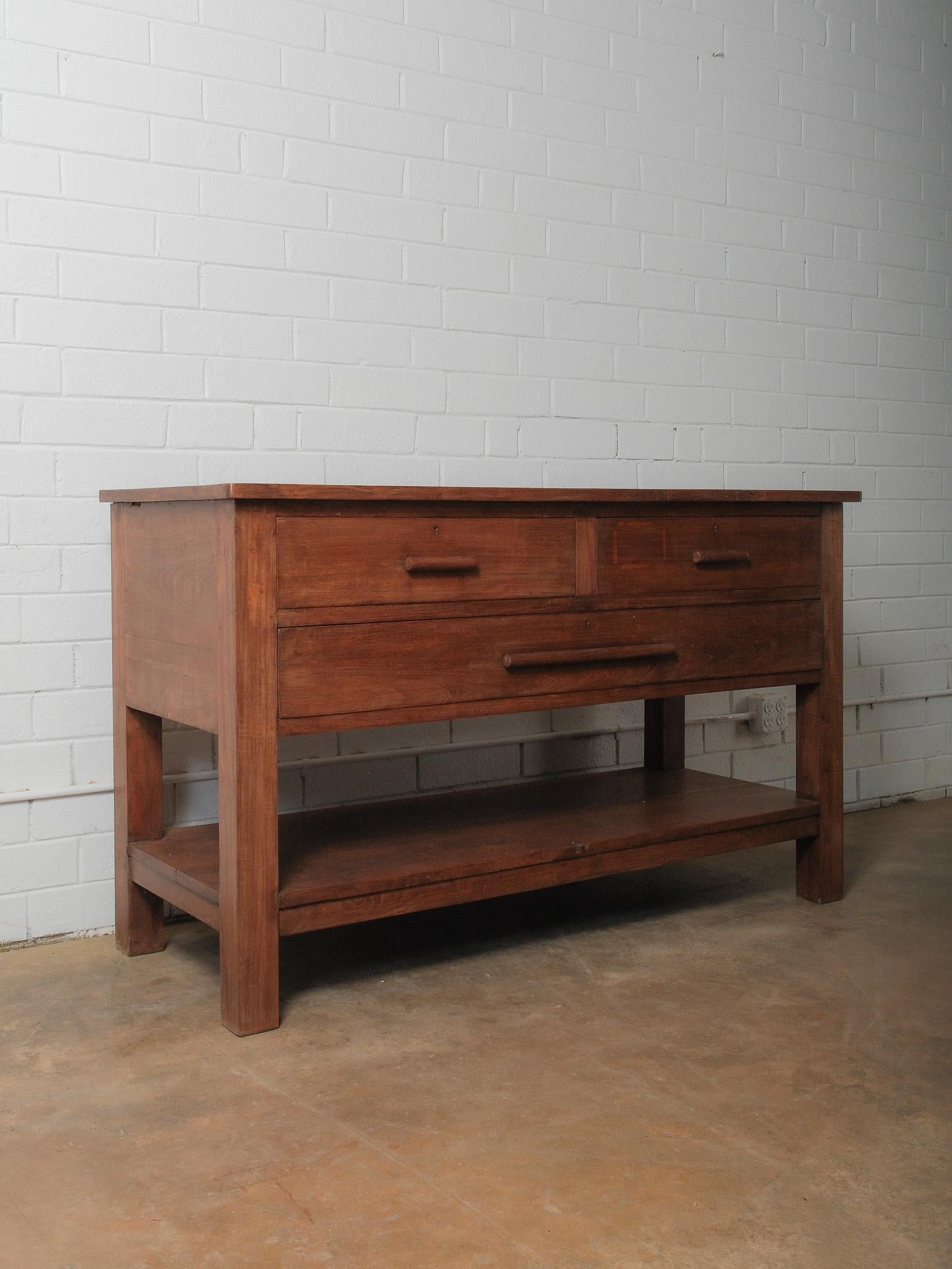 Solid Wood Three-Drawer Work Table with Lower Shelf Rústico en venta