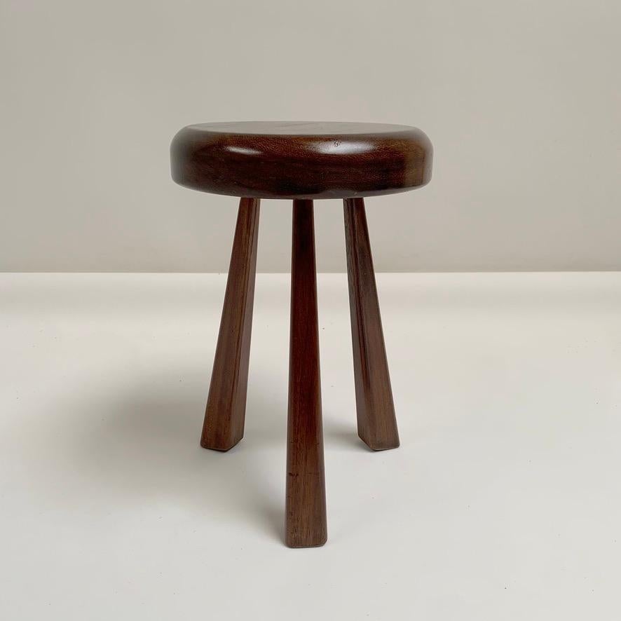 Tabouret à trois pieds en noyer, vers 1950, France.
Noyer massif.
Dimensions : 41 cm H, diamètre total : 29 cm , diamètre de l'assise : 27 cm .
Belle patine d'origine.