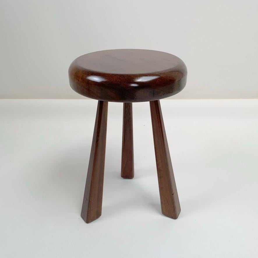 Français Tabouret à trois pieds en Wood Wood, circa 1950, France. en vente