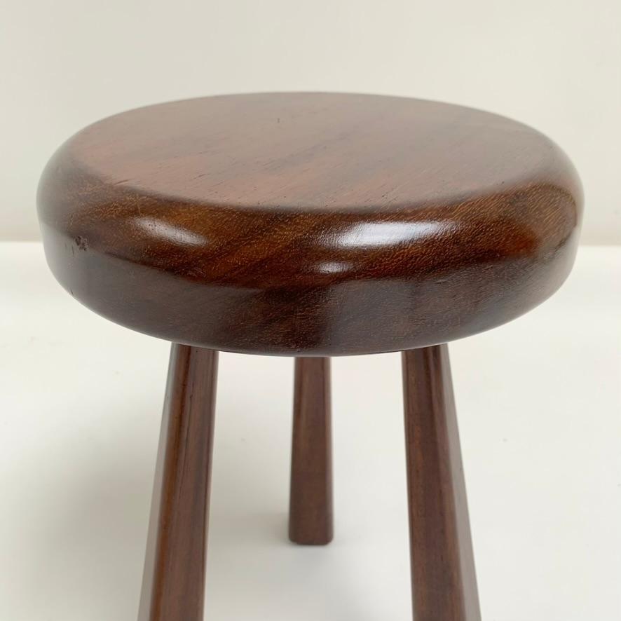Tabouret à trois pieds en Wood Wood, circa 1950, France. Bon état - En vente à Brussels, BE