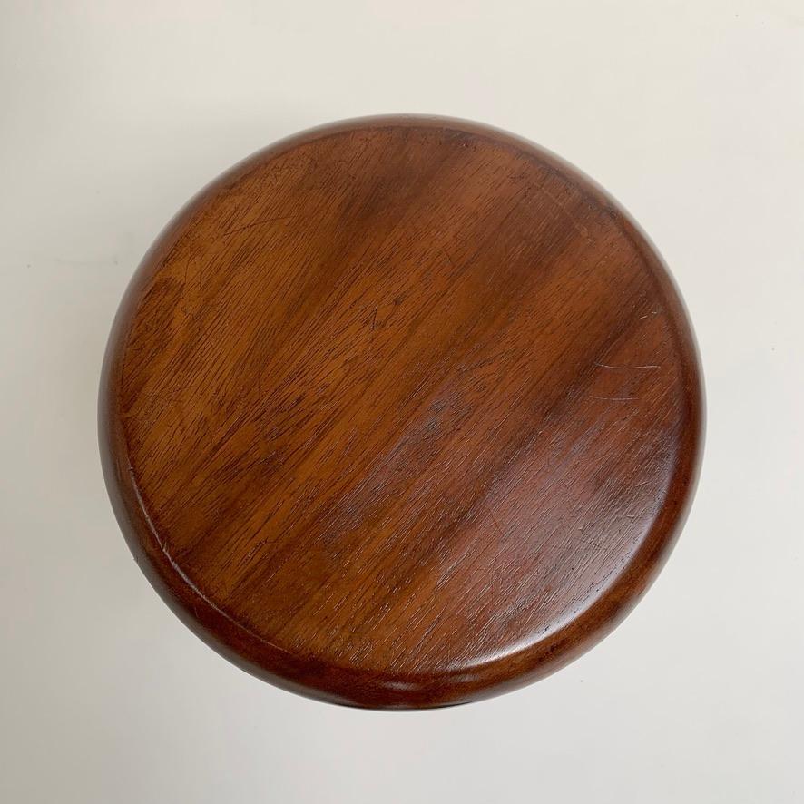 Milieu du XXe siècle Tabouret à trois pieds en Wood Wood, circa 1950, France. en vente