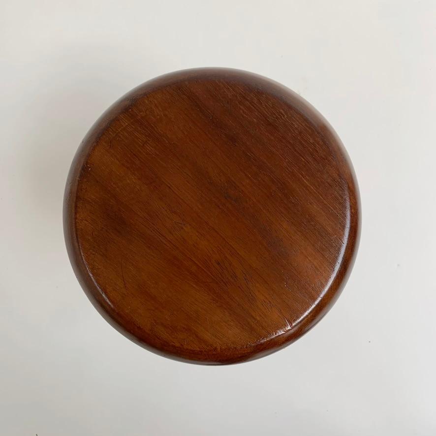 Noyer Tabouret à trois pieds en Wood Wood, circa 1950, France. en vente