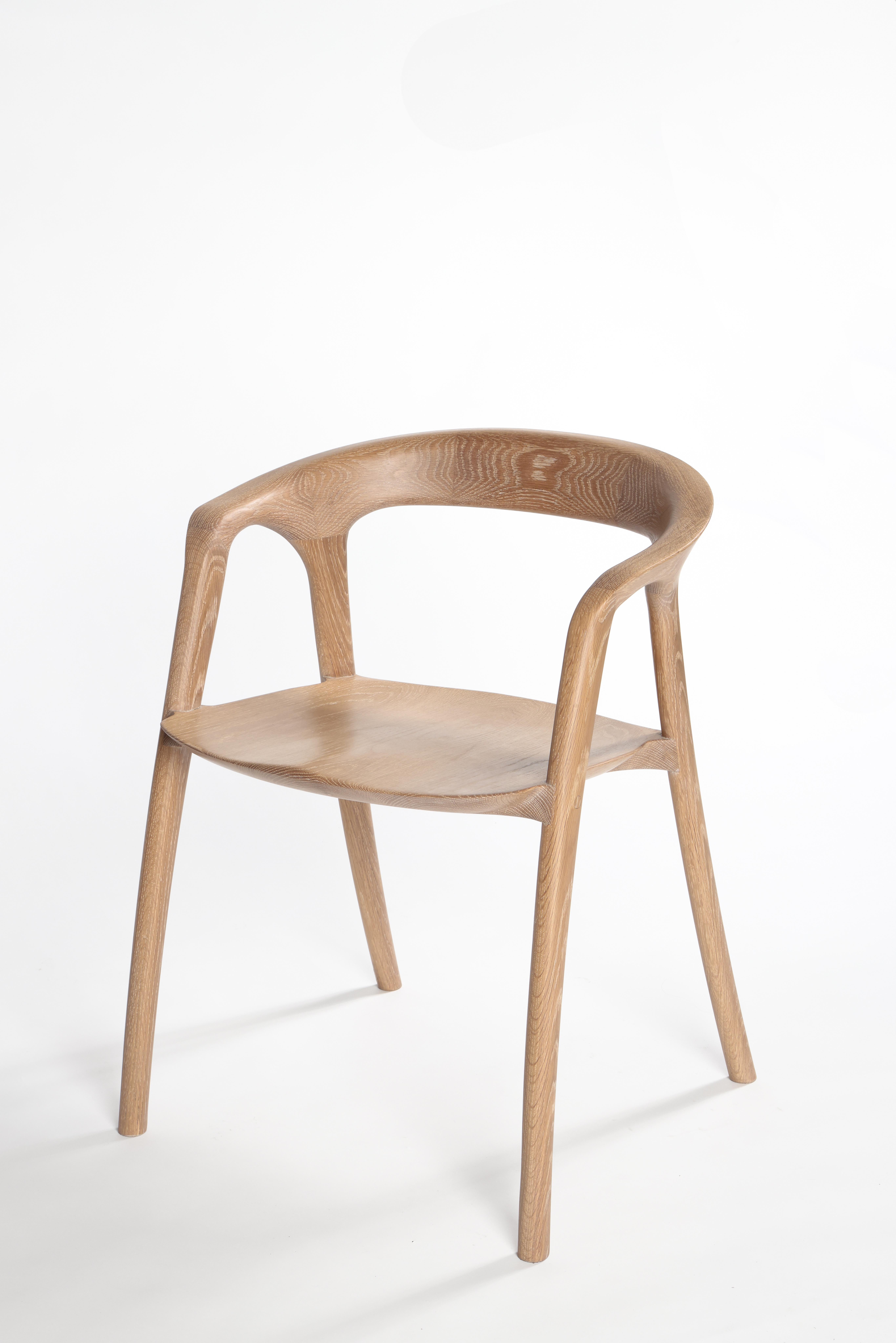Madera maciza y curvas esculpidas: transiciones fluidas a través de una forma fluida. 

Un diseño clásico, ligero, increíblemente cómodo y fabricado a mano en Canadá. 

En la foto y con precio en Roble Blanco. Ponte en contacto con nosotros para