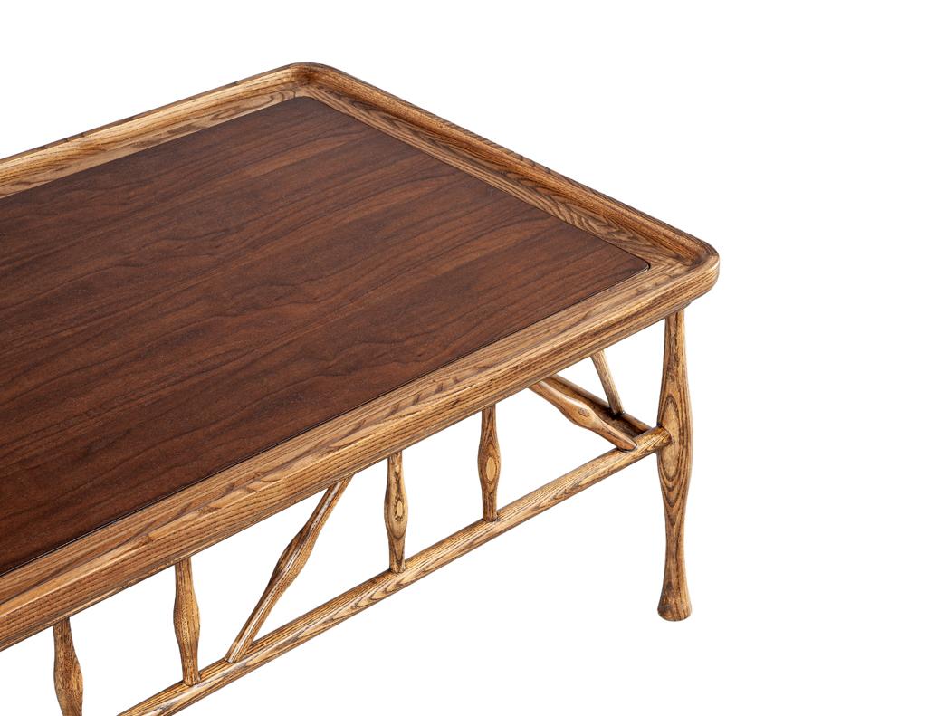 Mesa baja de madera maciza de nogal y roble al estilo Frank Lloyd Wright Roble en venta