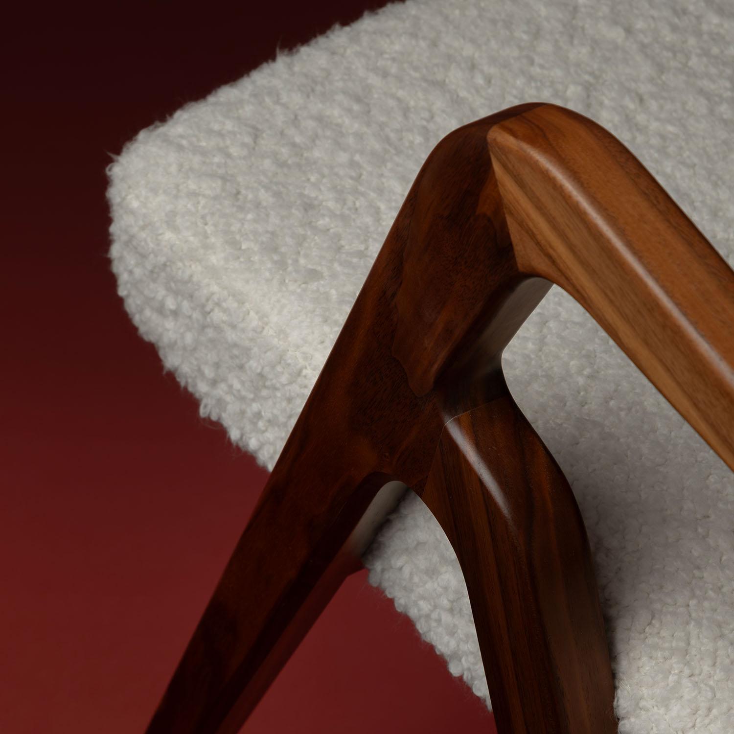 Silla de comedor Eugenio contemporánea con estructura de madera tapizada by Luteca Hecho a mano en venta