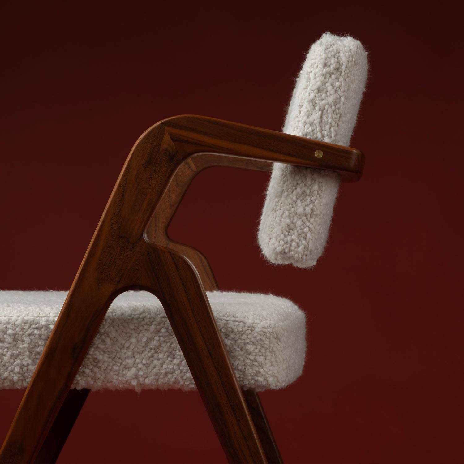 Silla de comedor Eugenio contemporánea con estructura de madera tapizada by Luteca en Nuevo estado para la venta en Los Angeles, CA