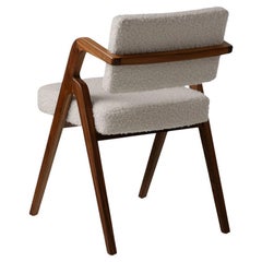 Silla de comedor Eugenio contemporánea con estructura de madera tapizada by Luteca