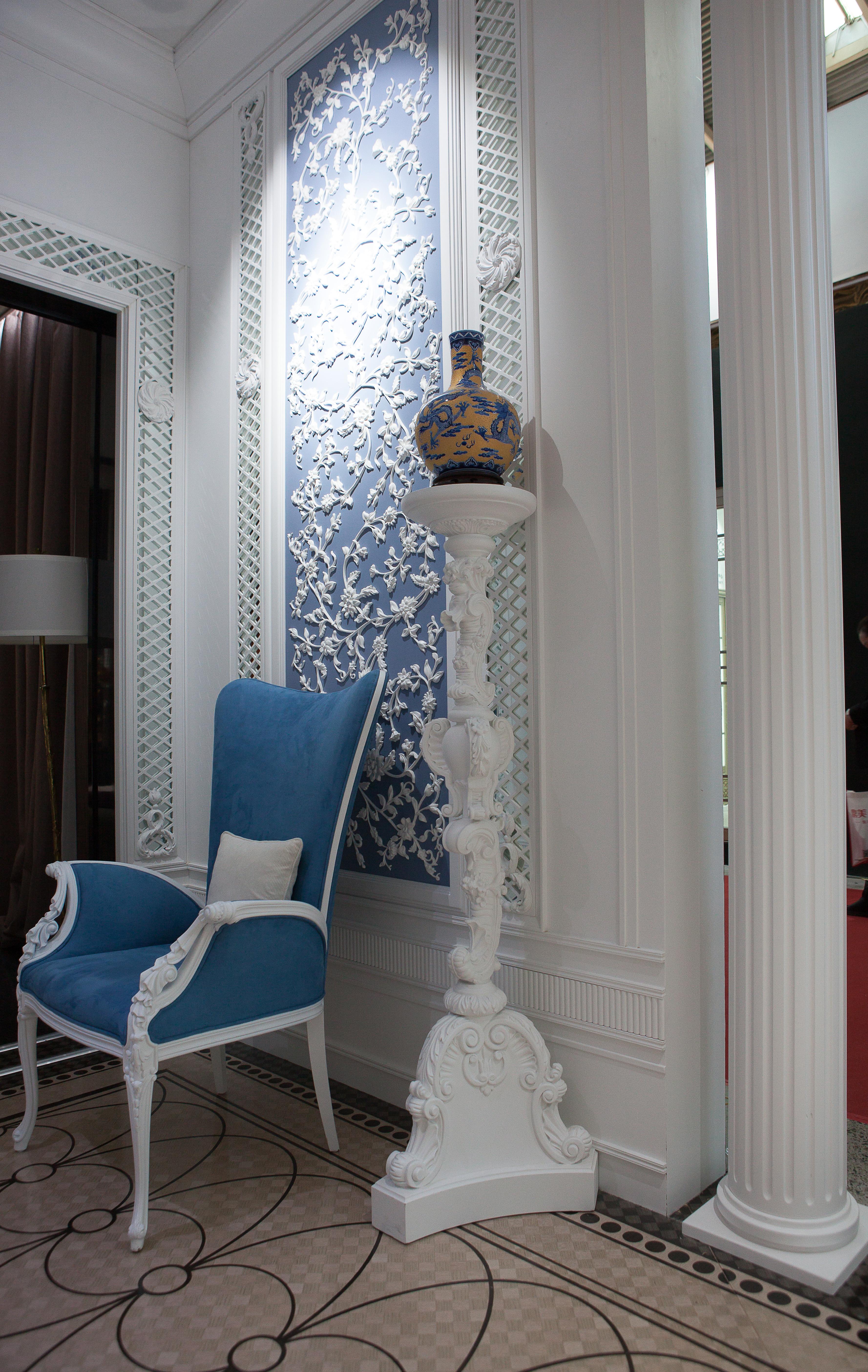 Solid Wood White High Pedestal in Baroque Revival Style, Hand Carved For Sale 4