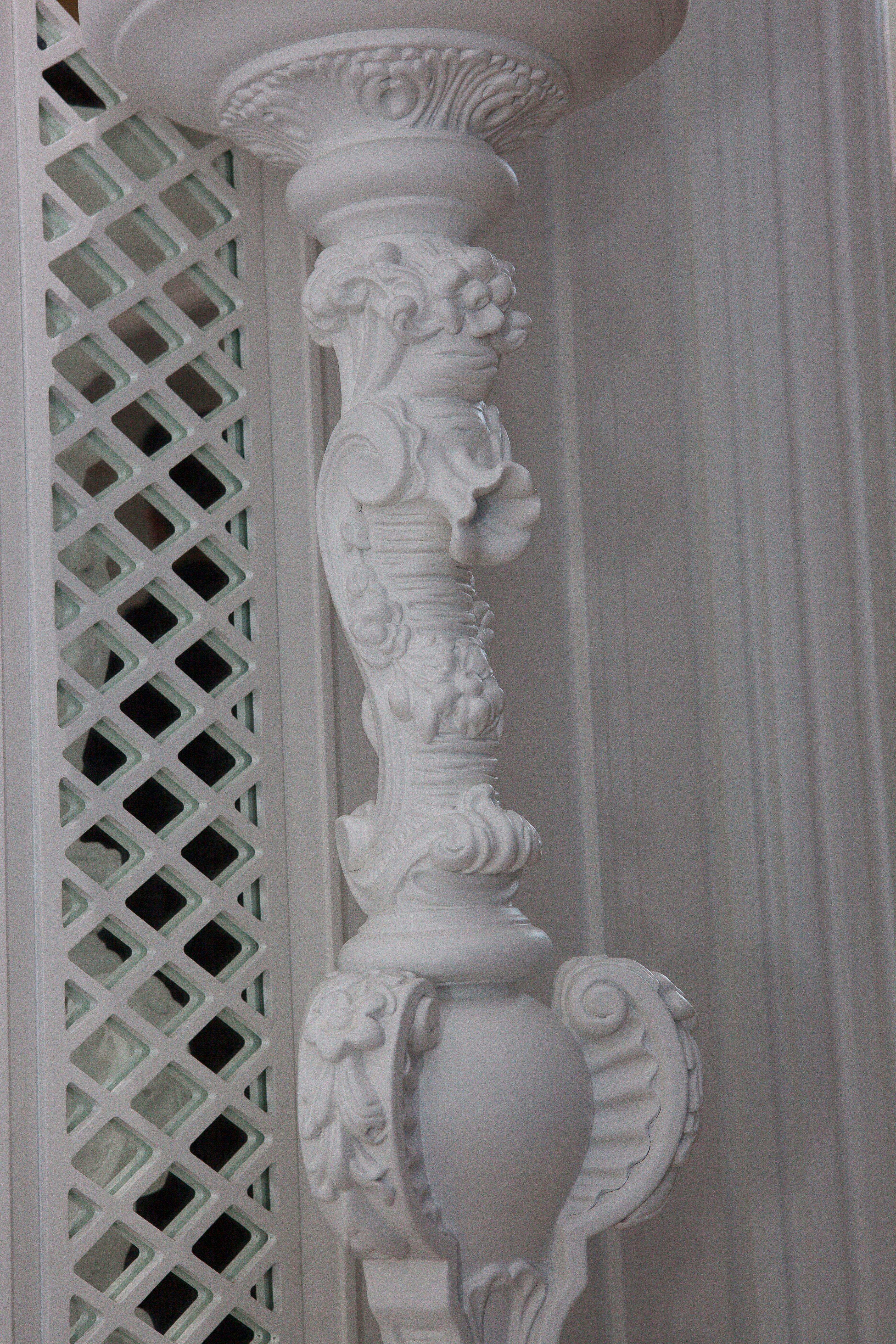 Solid Wood White High Pedestal in Baroque Revival Style, Hand Carved For Sale 1