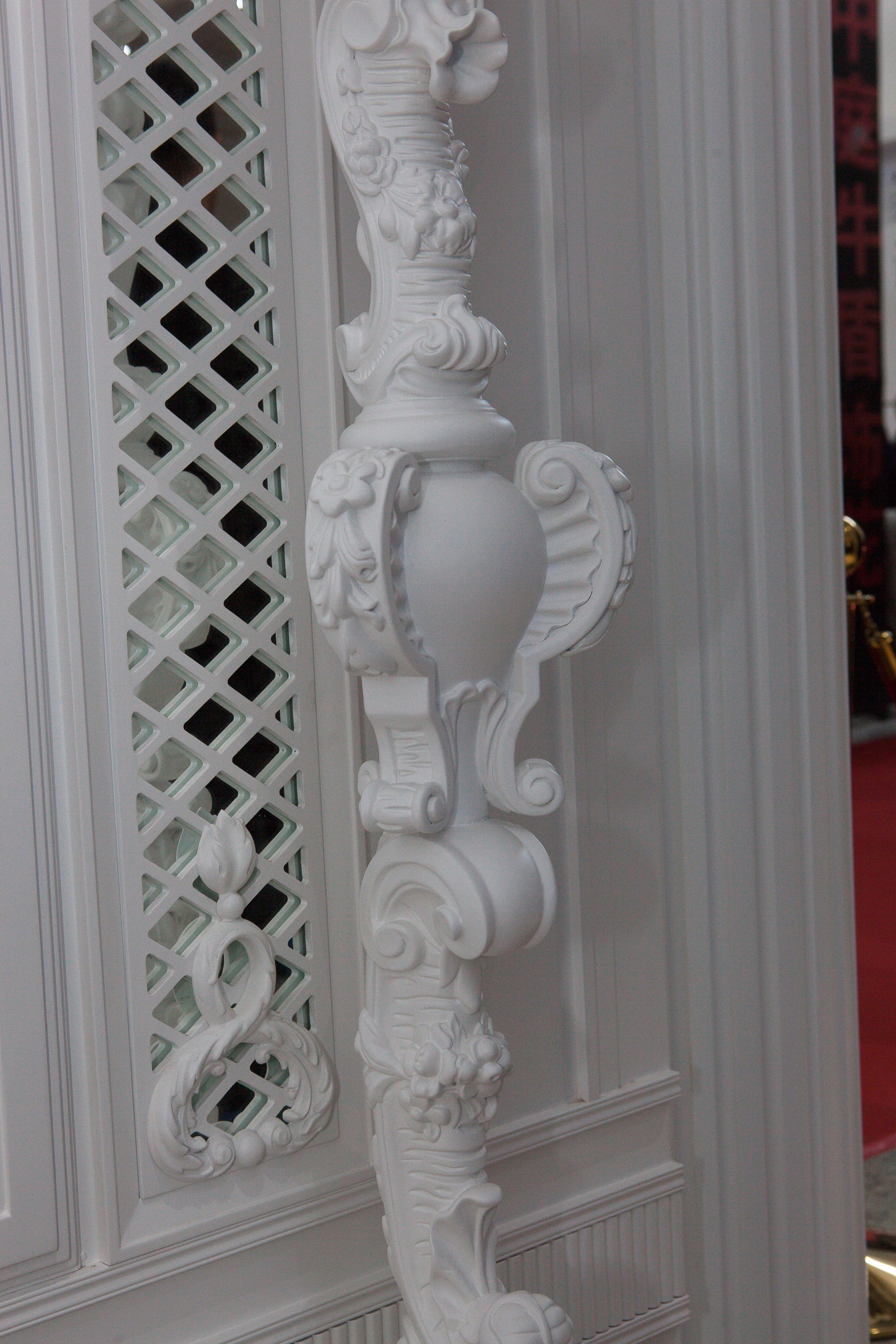 Solid Wood White High Pedestal in Baroque Revival Style, Hand Carved For Sale 2