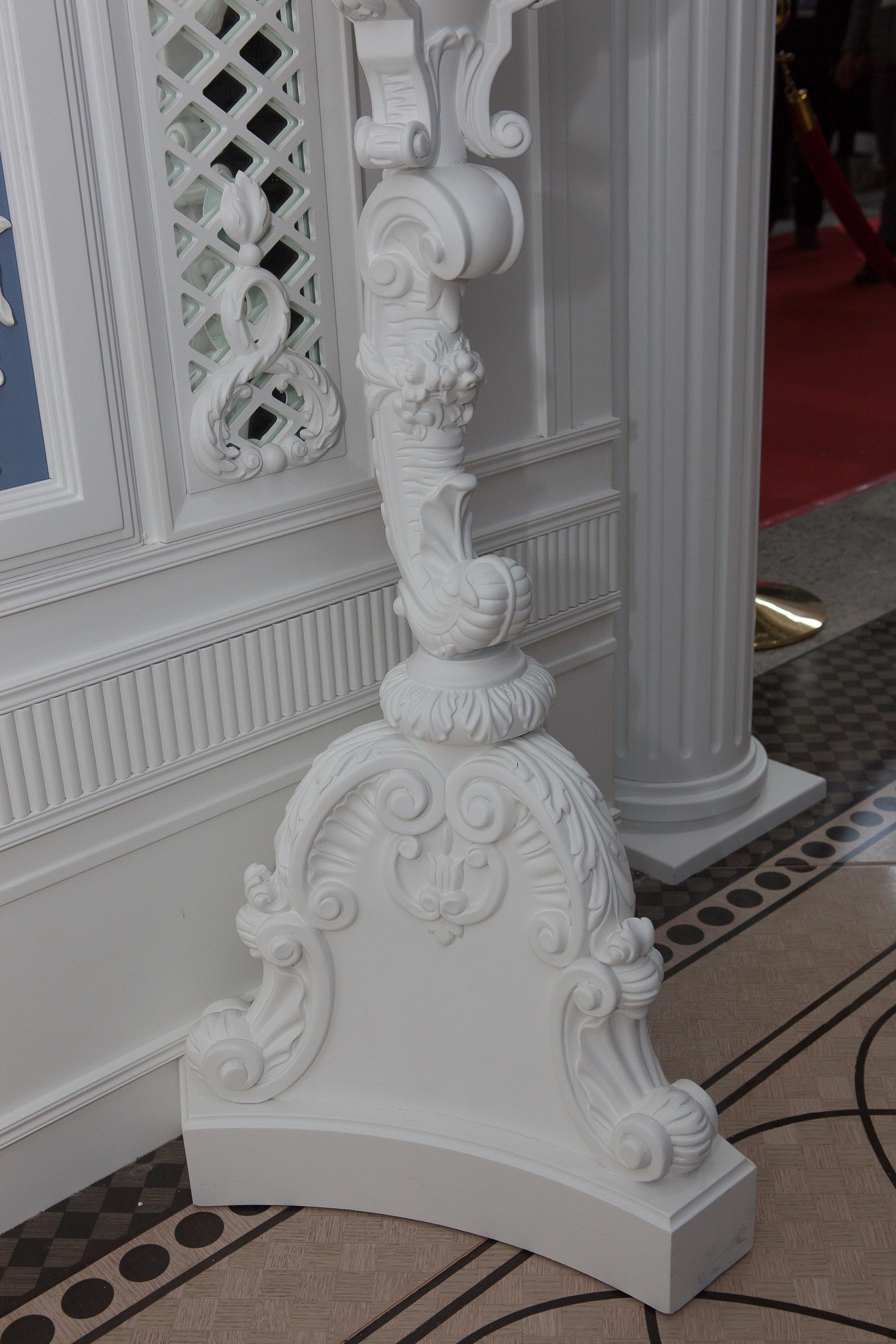 Solid Wood White High Pedestal in Baroque Revival Style, Hand Carved For Sale 3