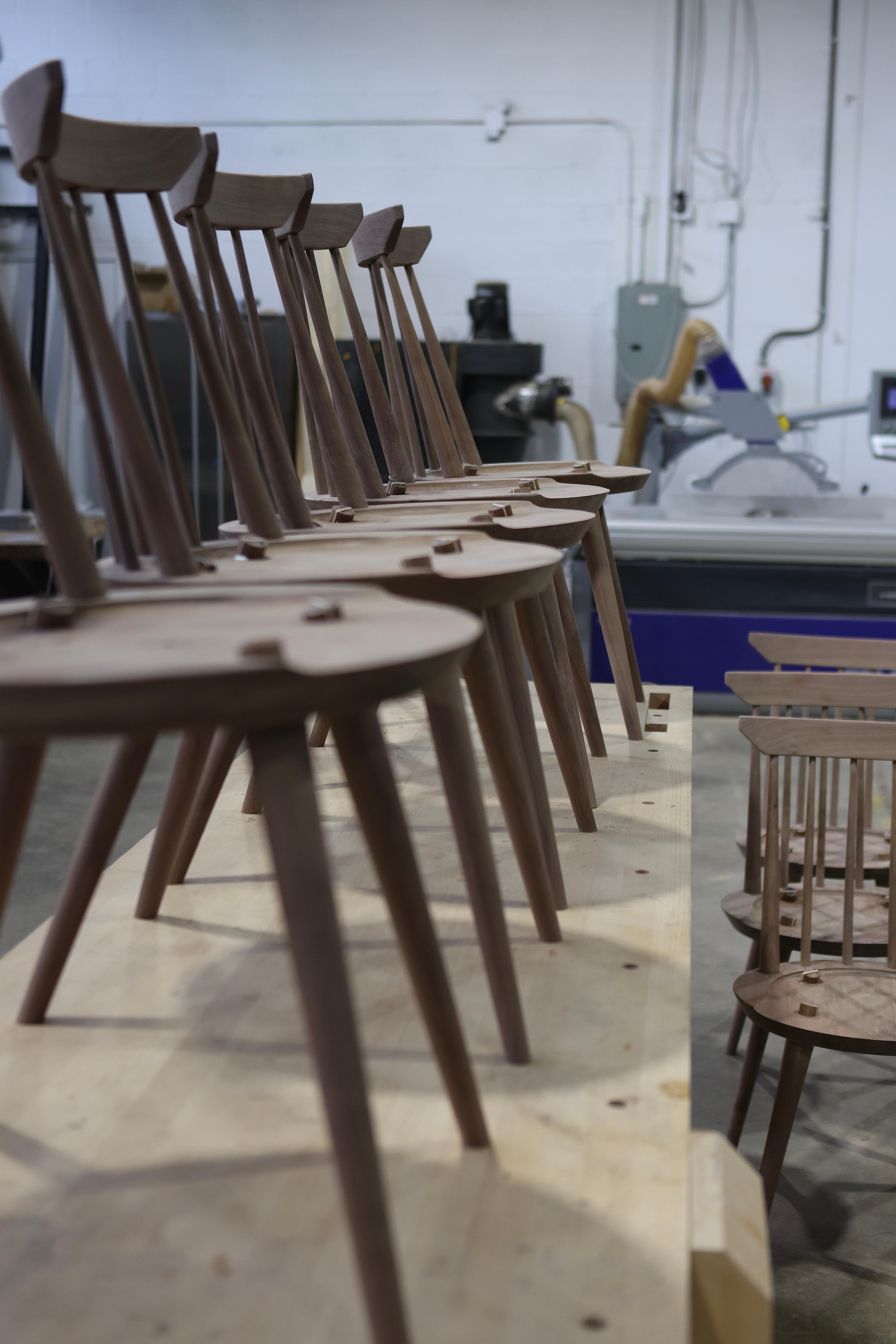 Chaise de salle à manger de style Windsor en bois massif:: chaise à dossier fuseau par Möbius Objects en vente 5