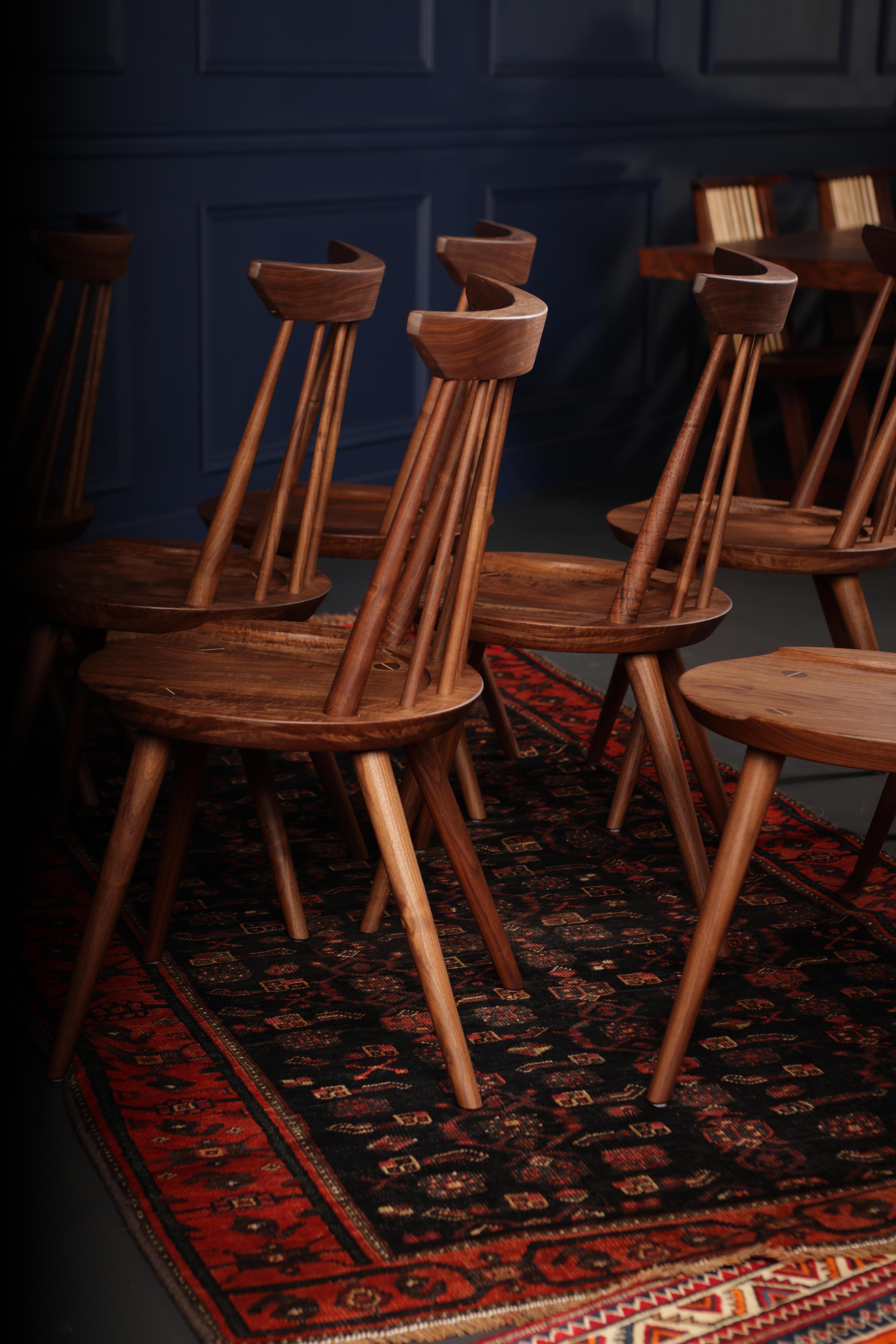 Chaise de salle à manger de style Windsor en bois massif:: chaise à dossier fuseau par Möbius Objects Neuf - En vente à Calgary, CA