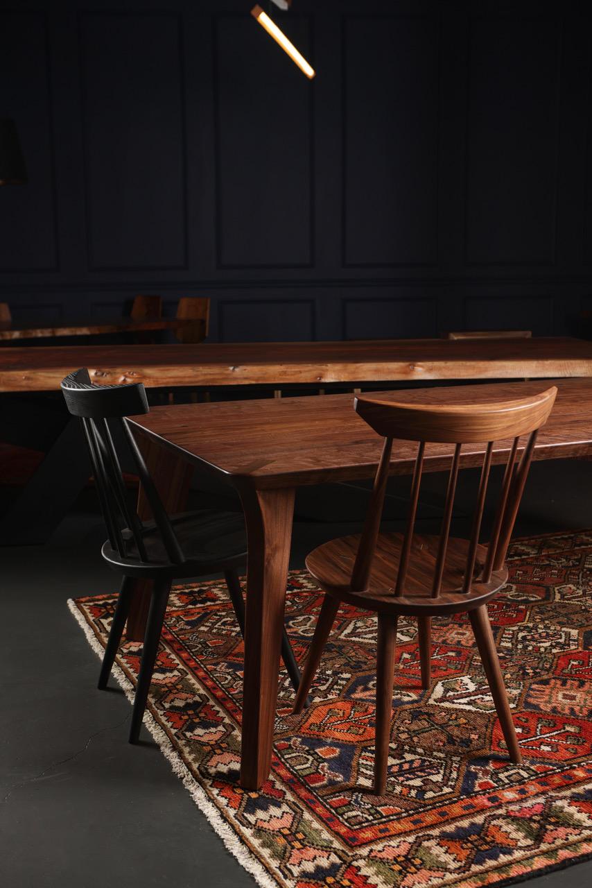 Chaise de salle à manger de style Windsor en bois massif:: chaise à dossier fuseau par Möbius Objects en vente 6