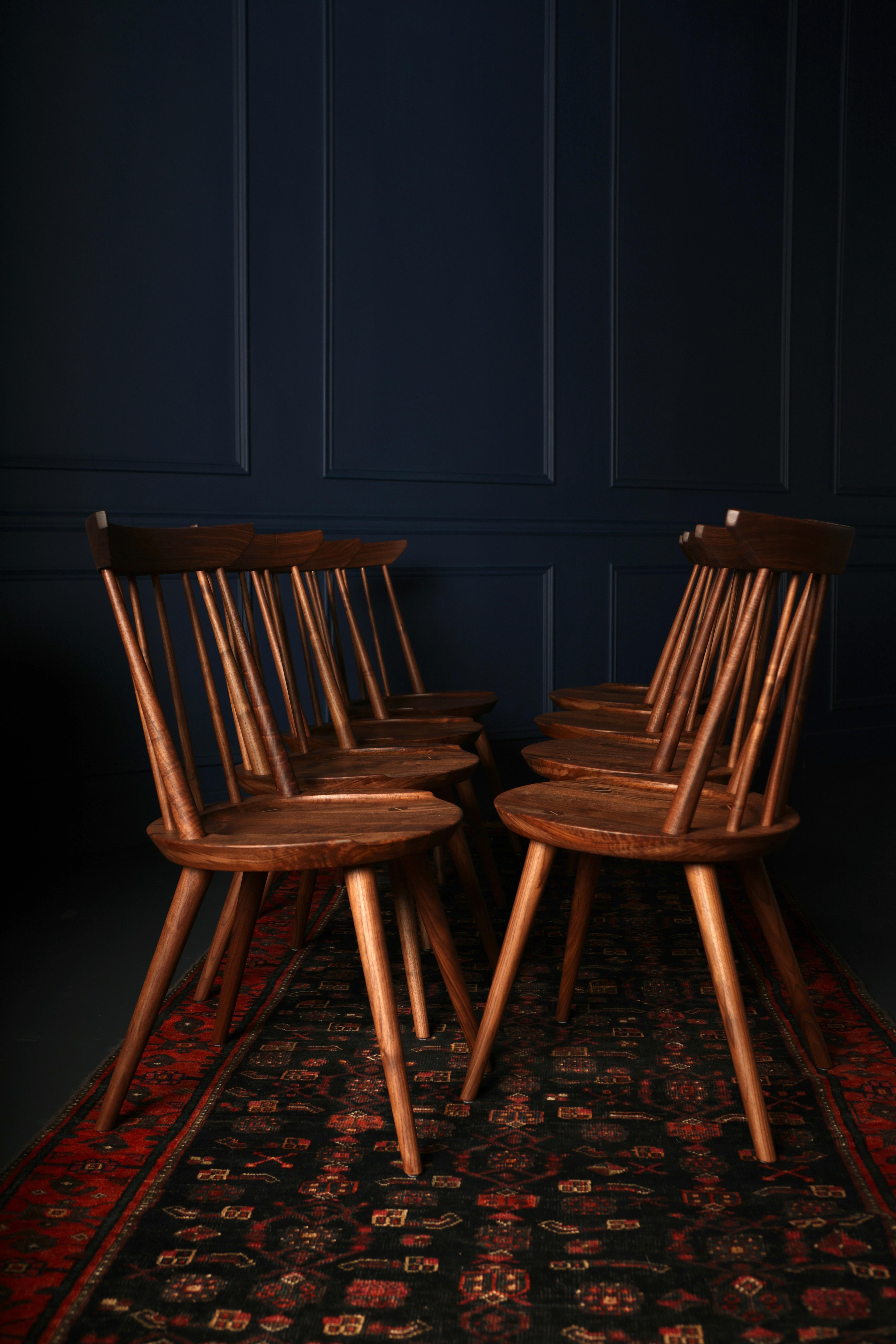 Chaise de salle à manger de style Windsor en bois massif:: chaise à dossier fuseau par Möbius Objects en vente 4