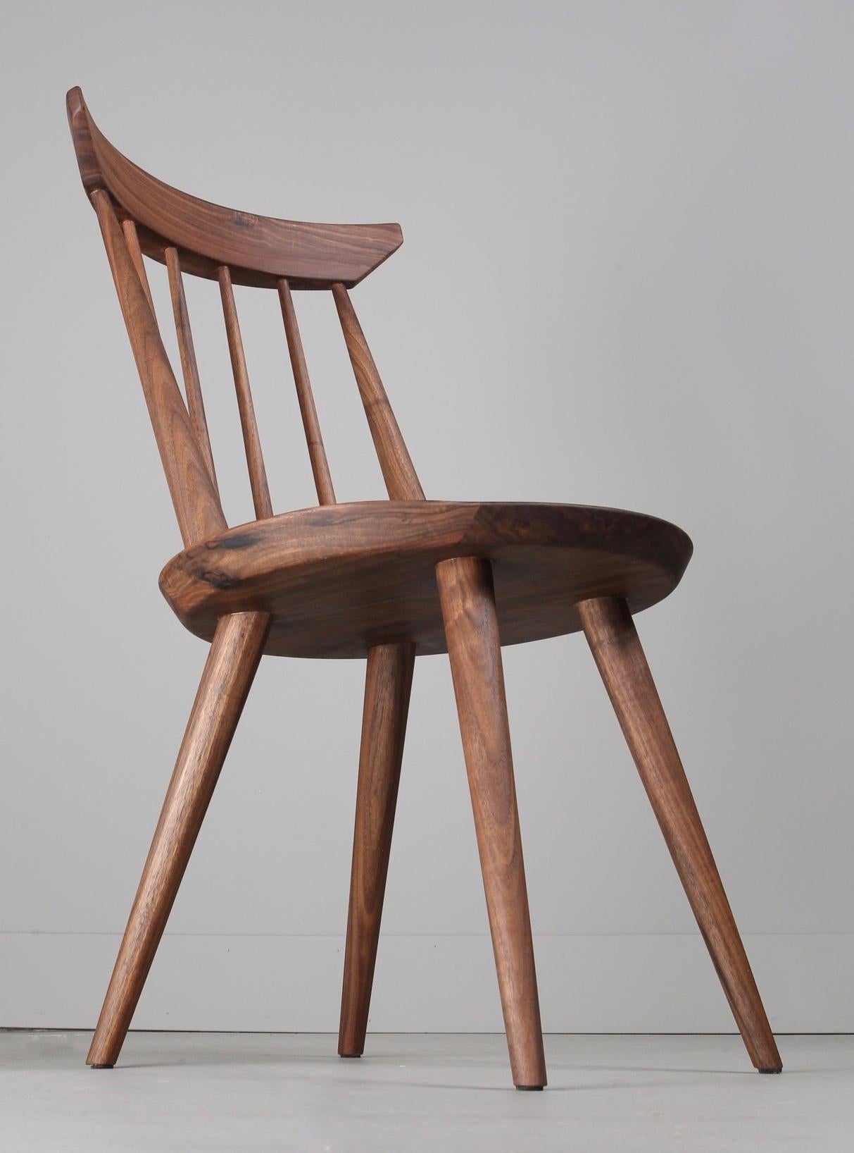 Chaise de salle à manger de style Windsor en bois massif:: chaise à dossier fuseau par Möbius Objects en vente 2
