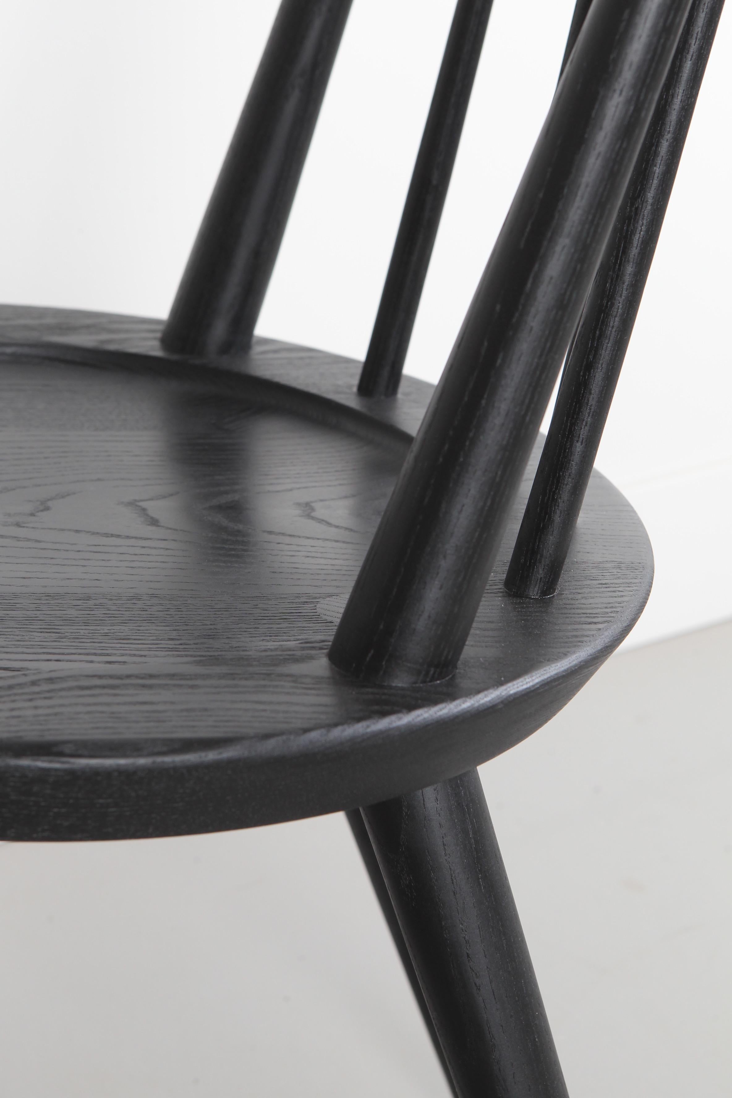 The Vände chair is a contemporary take on the Classic Windsor chair. Hand-turned spindles feature wedged, mortice and tenon joinery for strength and aesthetic appeal.

The round seat has been sculpted for comfort. The backrest is both supportive
