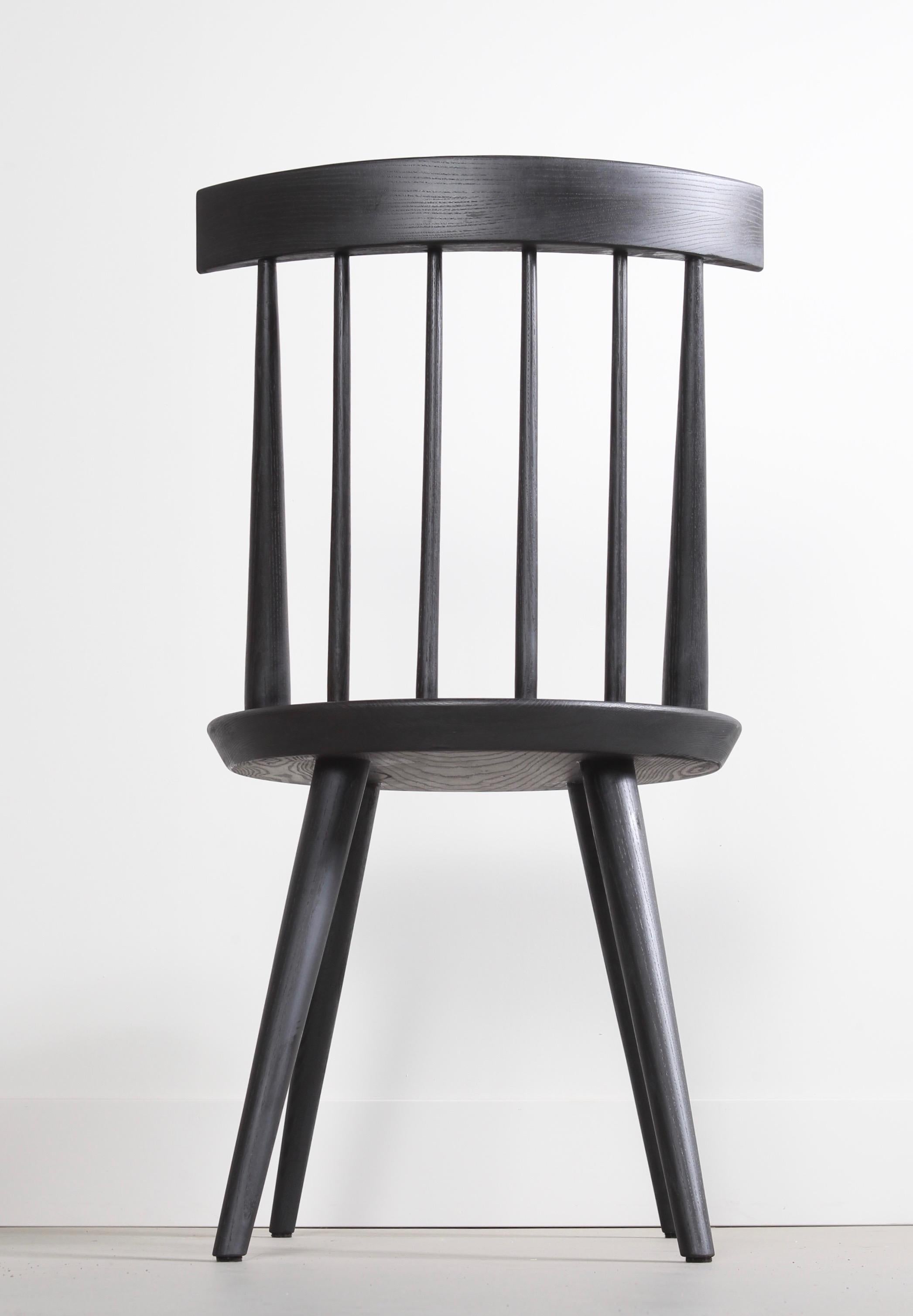 American Craftsman Chaise de salle à manger de style Windsor en bois massif:: chaise à dossier fuseau par Möbius Objects en vente