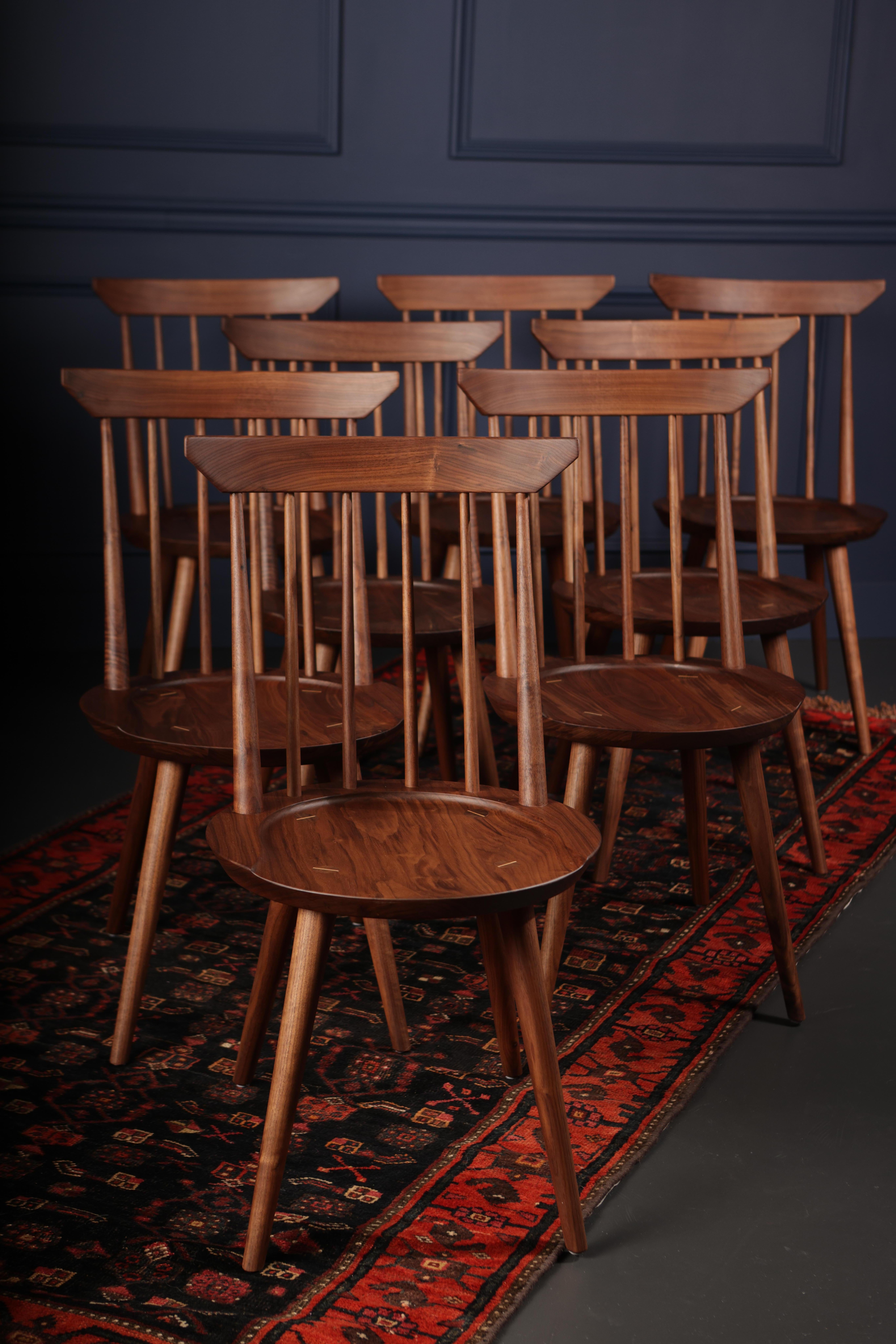 Bois Chaise de salle à manger de style Windsor en bois massif:: chaise à dossier fuseau par Möbius Objects en vente