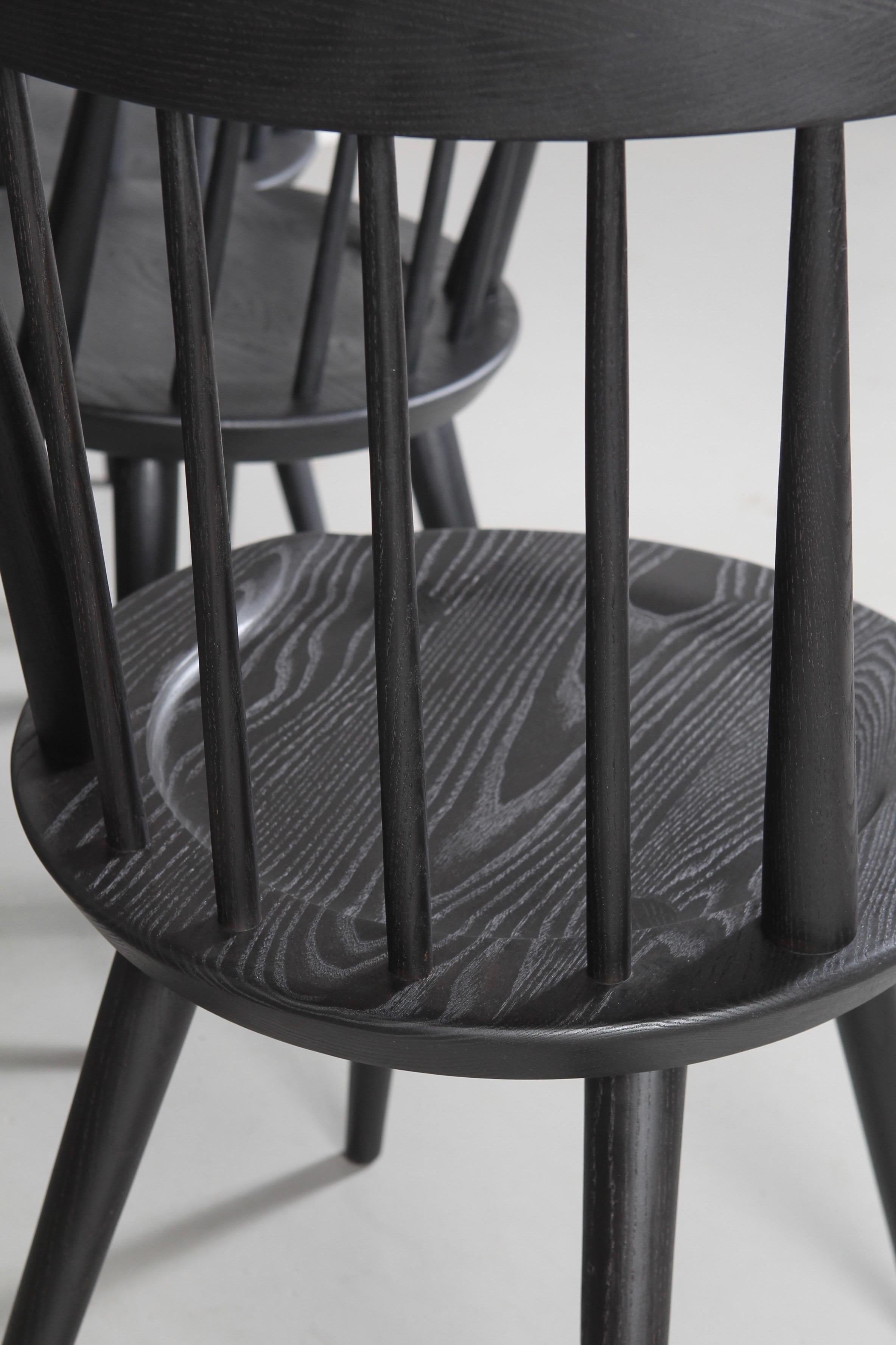 Canadien Chaise de salle à manger de style Windsor en bois massif:: chaise à dossier fuseau par Möbius Objects en vente