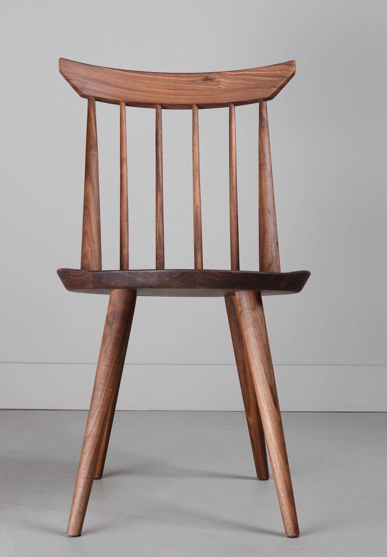 Tourné Chaise de salle à manger de style Windsor en bois massif:: chaise à dossier fuseau par Möbius Objects en vente