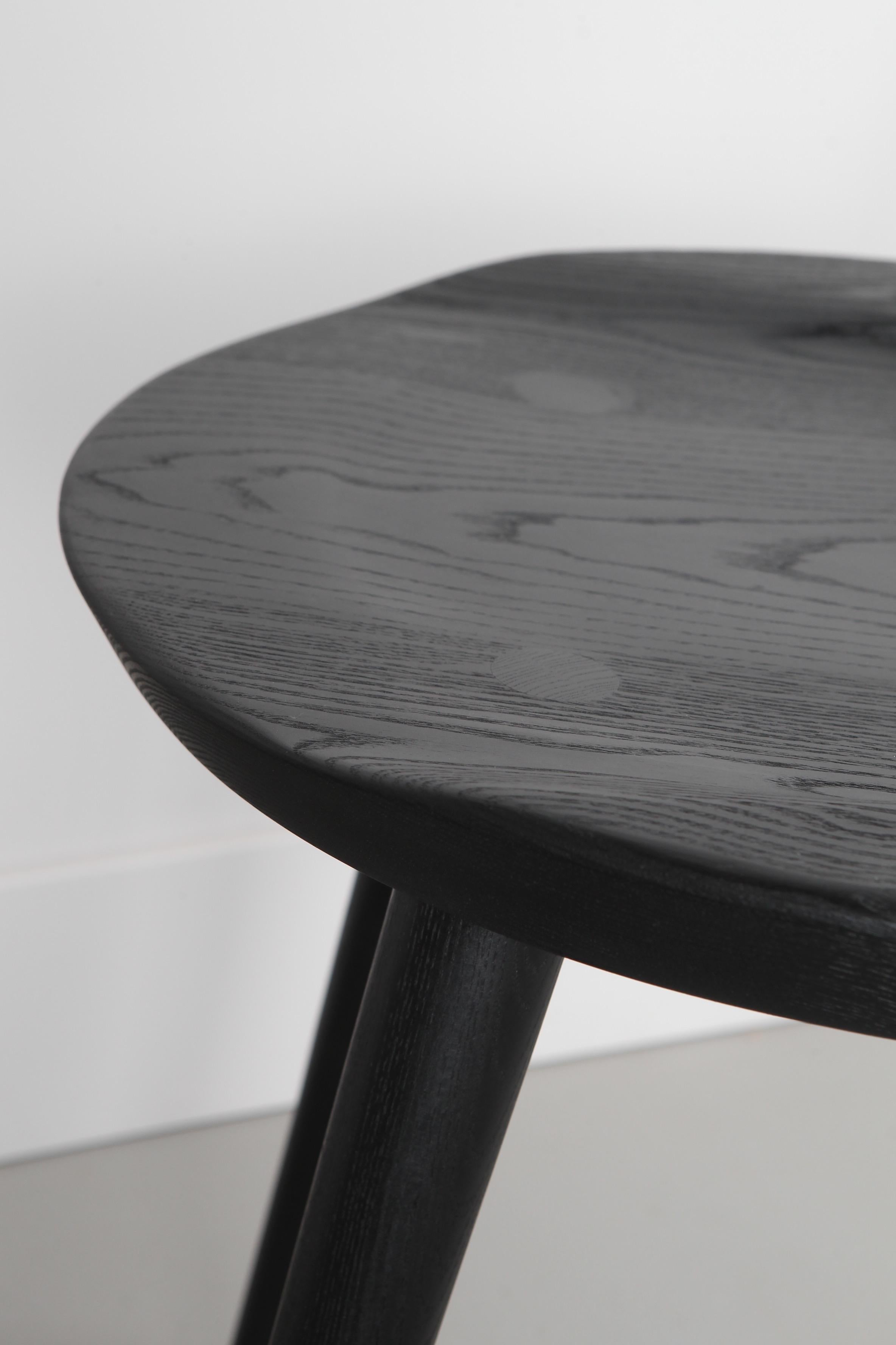 Chaise de salle à manger de style Windsor en bois massif:: chaise à dossier fuseau par Möbius Objects Neuf - En vente à Calgary, CA